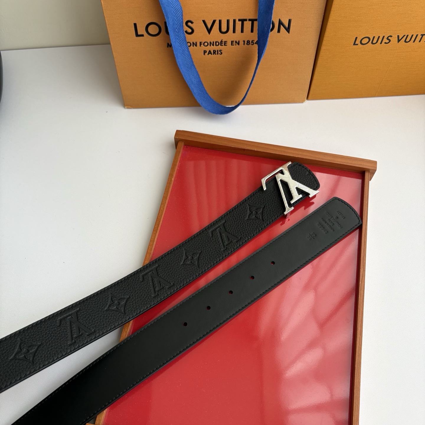 【LOUIS VUITTON】：经典原单品质，压花面搭配经典平纹底，原单精品挂扣，精工制作，细节看图，实物拍摄，高端奢华