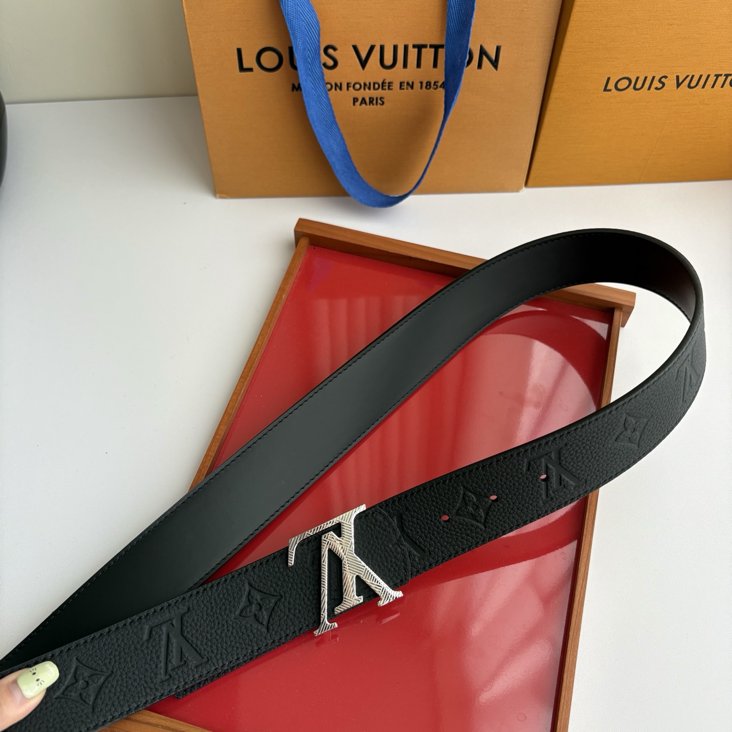 【LOUIS VUITTON】：经典原单品质，压花面搭配经典平纹底，原单精品挂扣，精工制作，细节看图，实物拍摄，高端奢华