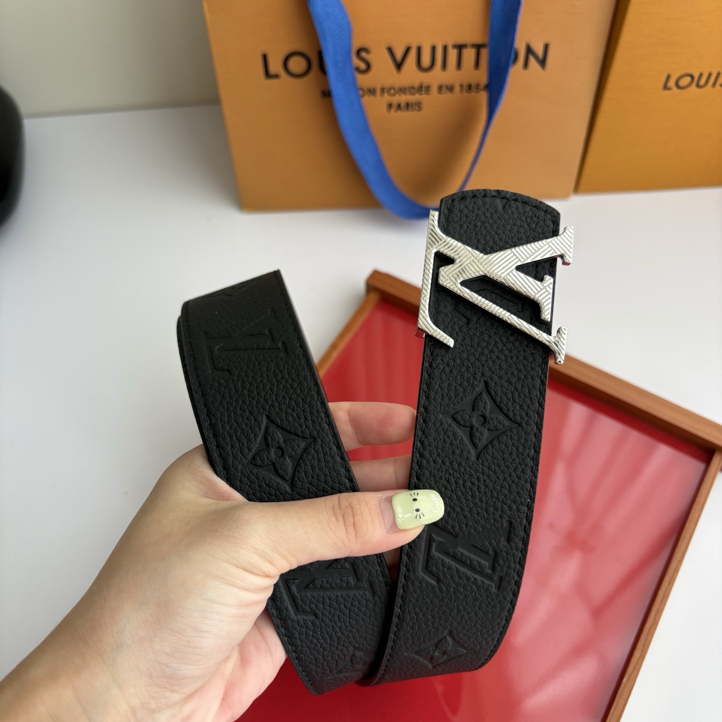 【LOUIS VUITTON】：经典原单品质，压花面搭配经典平纹底，原单精品挂扣，精工制作，细节看图，实物拍摄，高端奢华