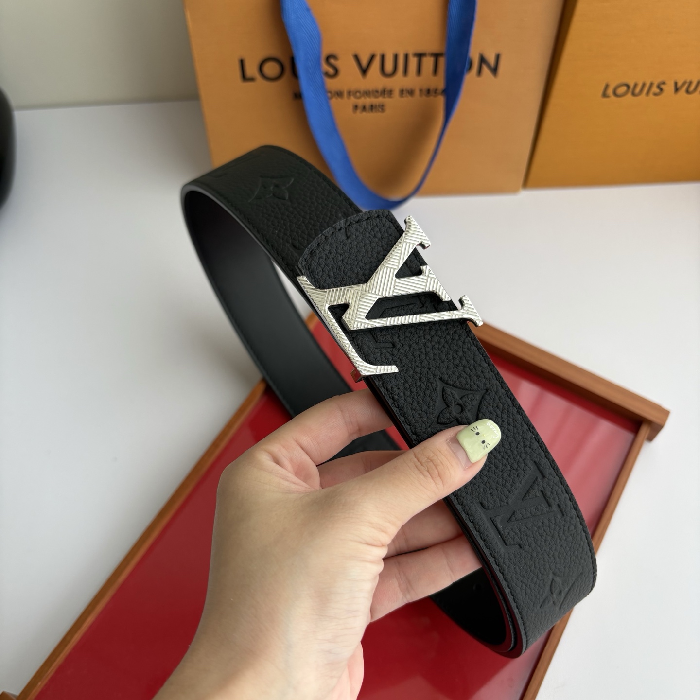 【LOUIS VUITTON】：经典原单品质，压花面搭配经典平纹底，原单精品挂扣，精工制作，细节看图，实物拍摄，高端奢华