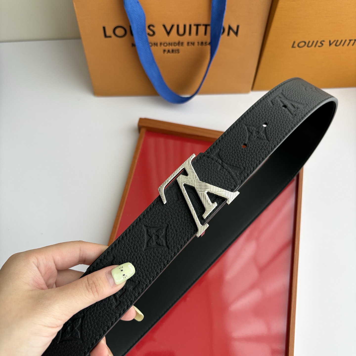 【LOUIS VUITTON】：经典原单品质，压花面搭配经典平纹底，原单精品挂扣，精工制作，细节看图，实物拍摄，高端奢华