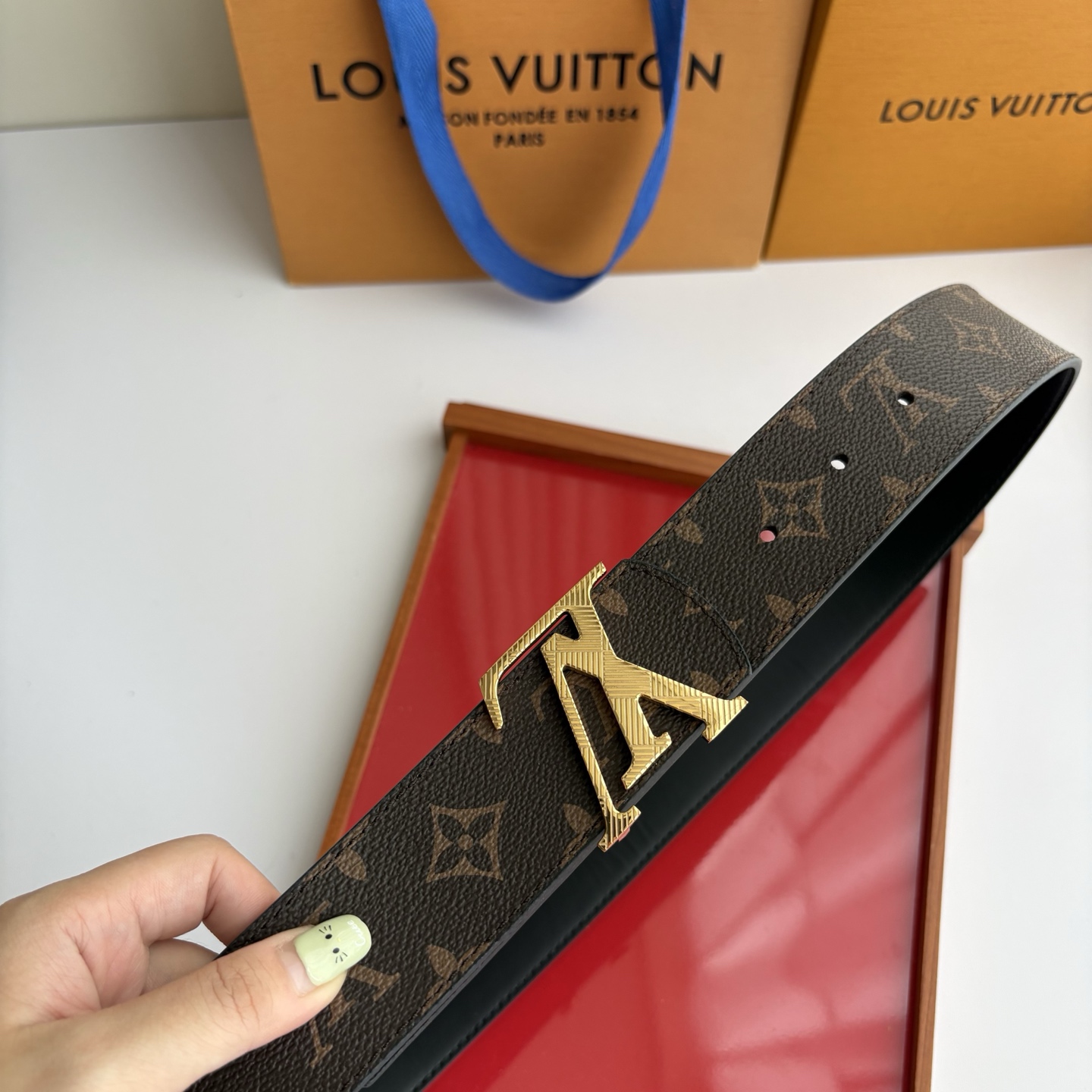 【LOUIS VUITTON】：经典原单品质，印花面搭配经典平纹底，原单精品挂扣，精工制作，细节看图，实物拍摄，高端奢华