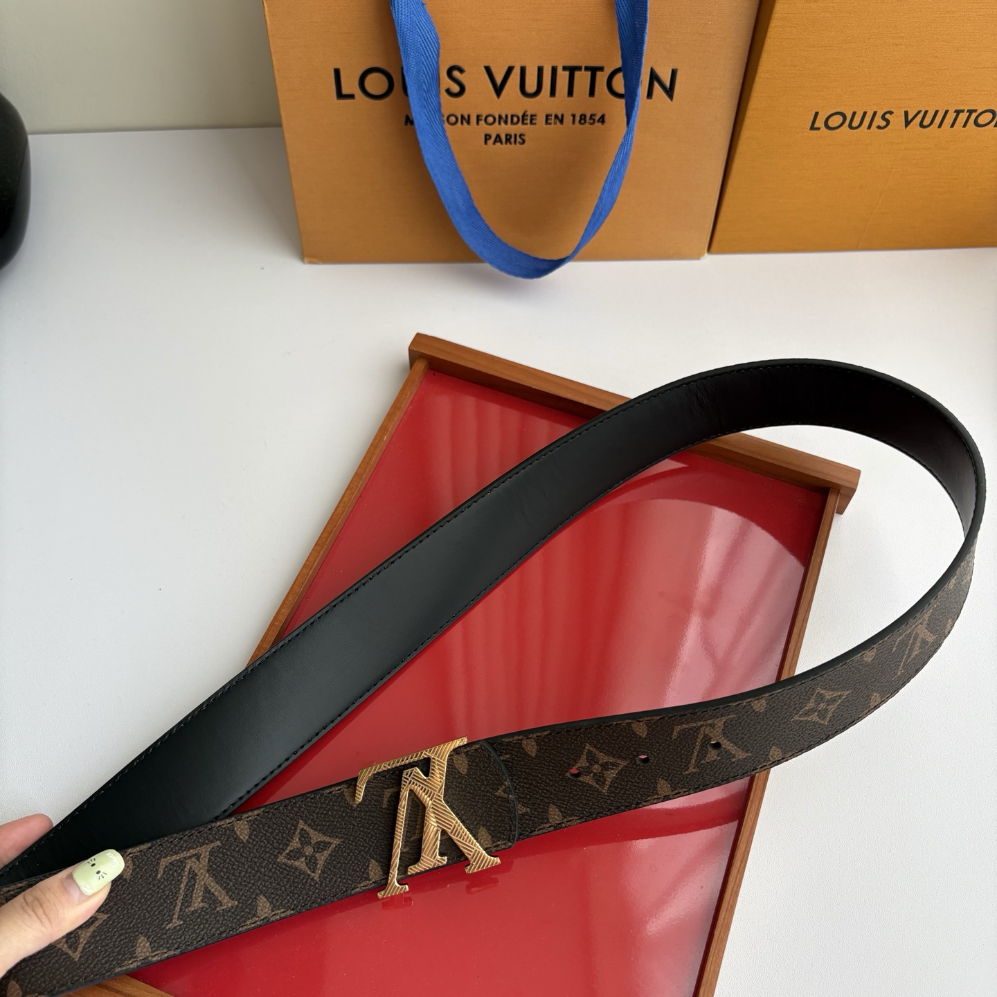 【LOUIS VUITTON】：经典原单品质，印花面搭配经典平纹底，原单精品挂扣，精工制作，细节看图，实物拍摄，高端奢华