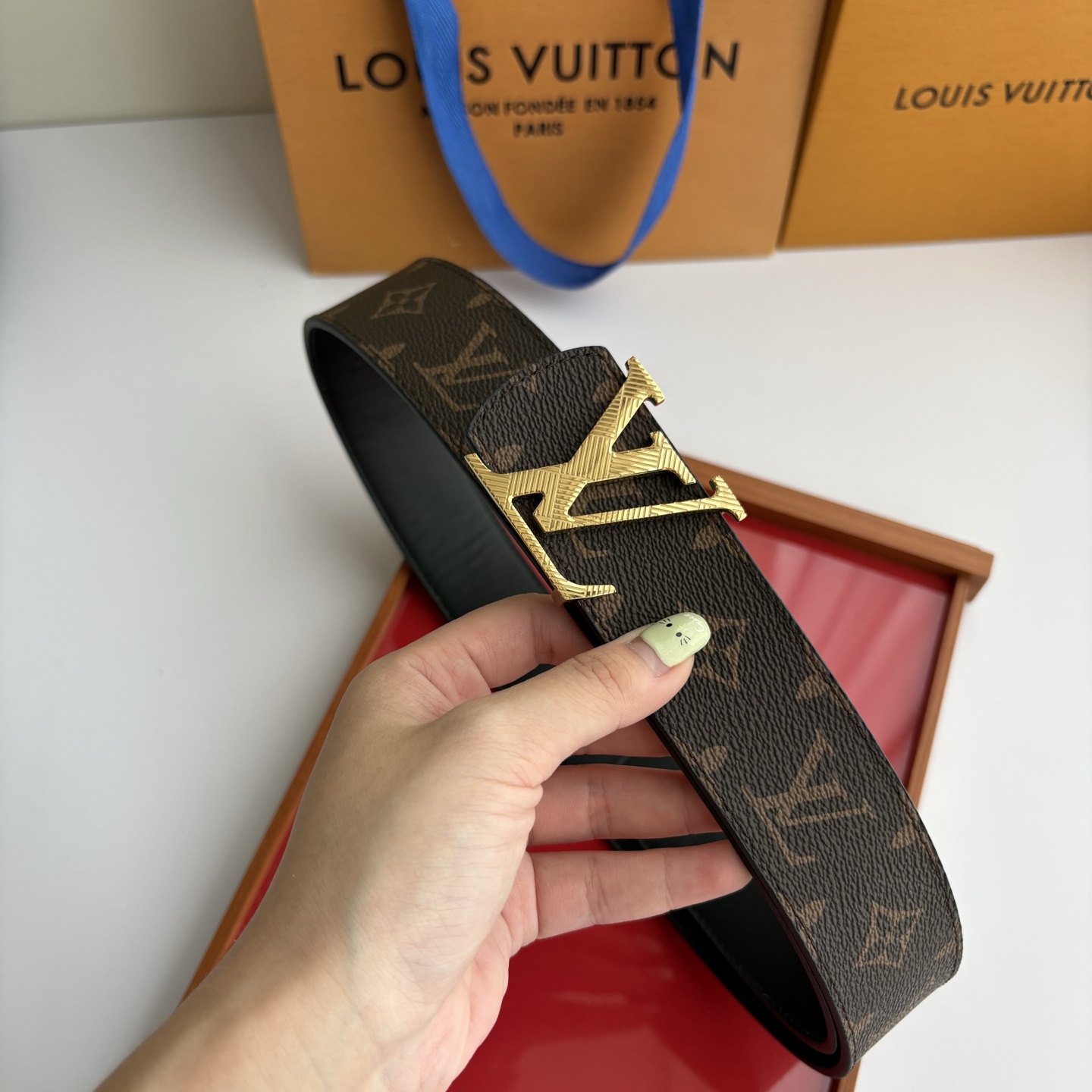【LOUIS VUITTON】：经典原单品质，印花面搭配经典平纹底，原单精品挂扣，精工制作，细节看图，实物拍摄，高端奢华