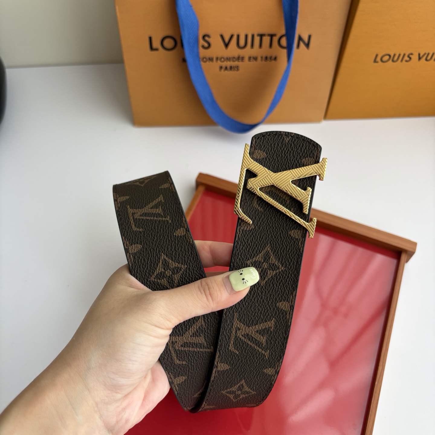 【LOUIS VUITTON】：经典原单品质，印花面搭配经典平纹底，原单精品挂扣，精工制作，细节看图，实物拍摄，高端奢华