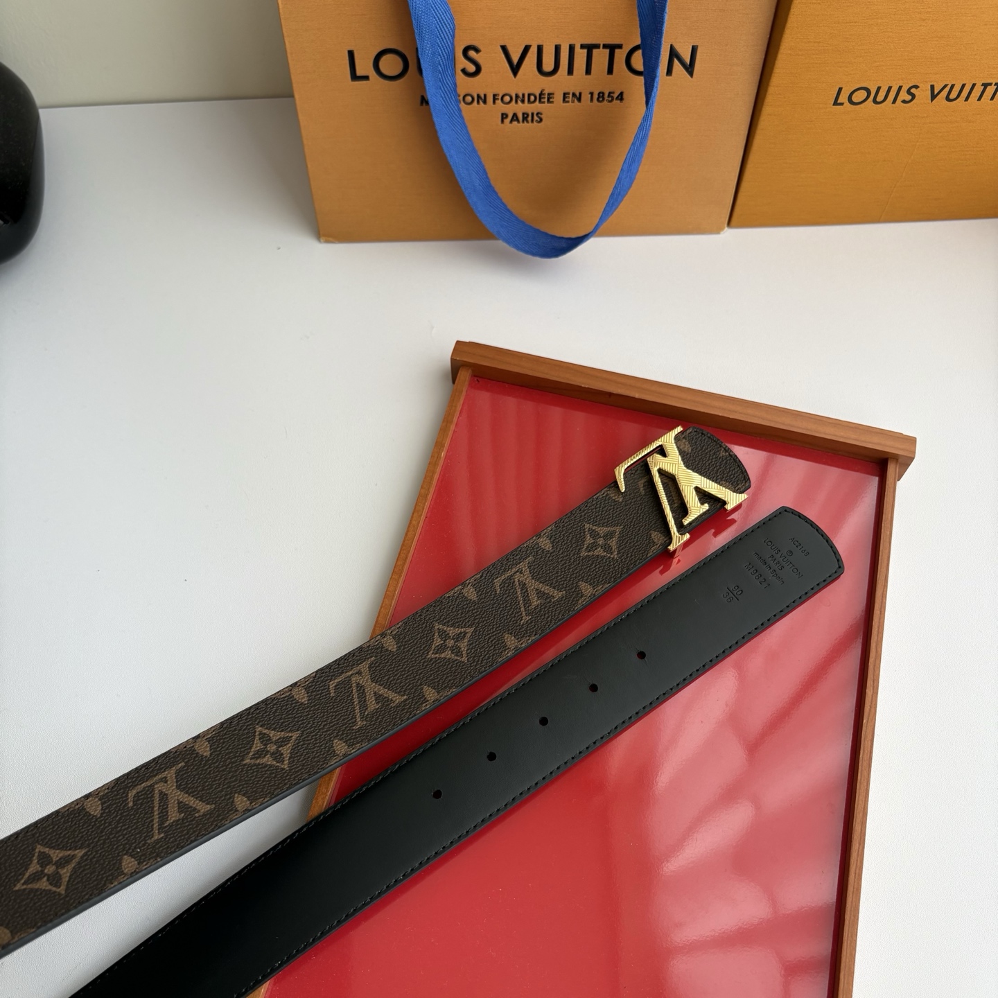 【LOUIS VUITTON】：经典原单品质，印花面搭配经典平纹底，原单精品挂扣，精工制作，细节看图，实物拍摄，高端奢华