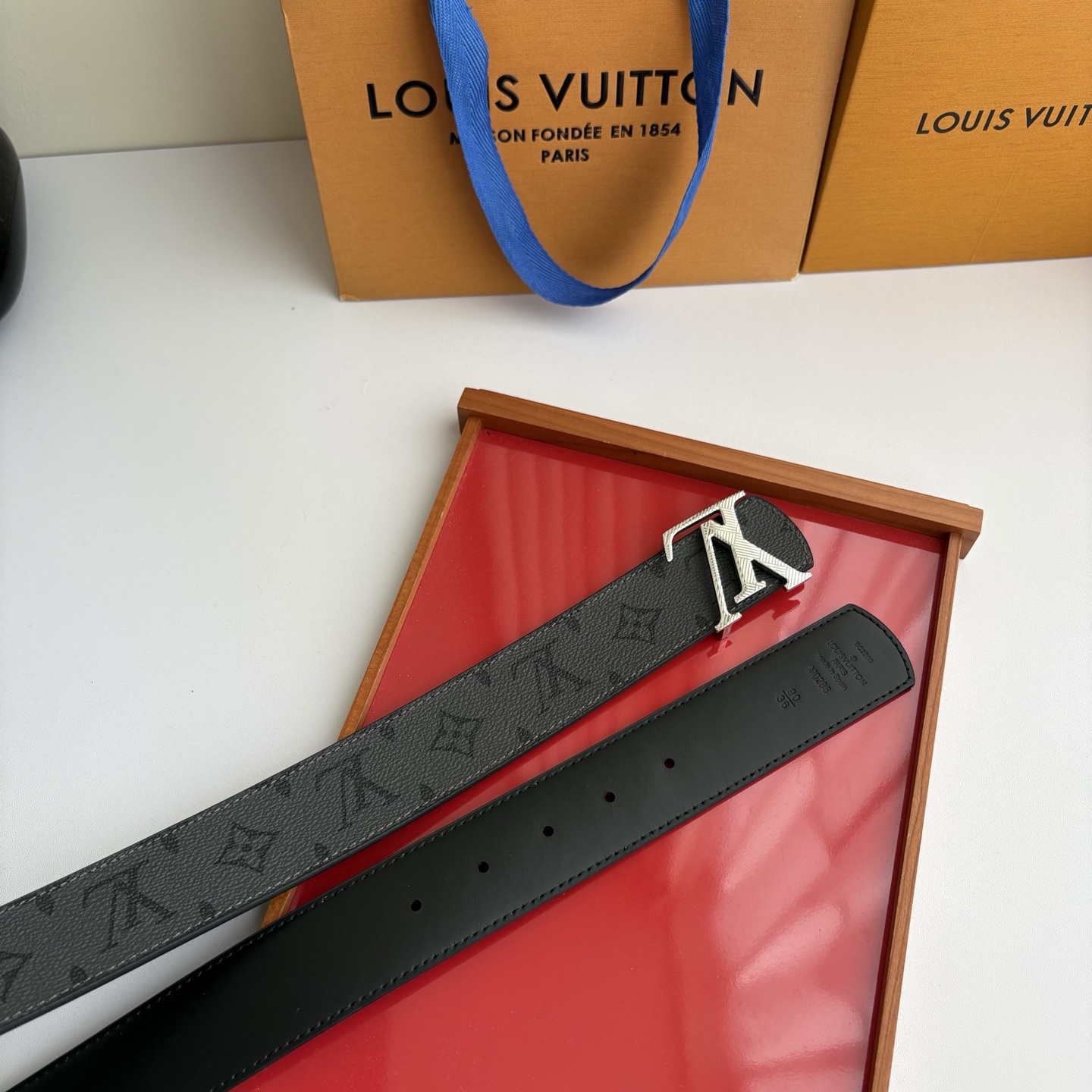 【LOUIS VUITTON】：经典原单品质，印花面搭配经典平纹底，原单精品挂扣，精工制作，细节看图，实物拍摄，高端奢华