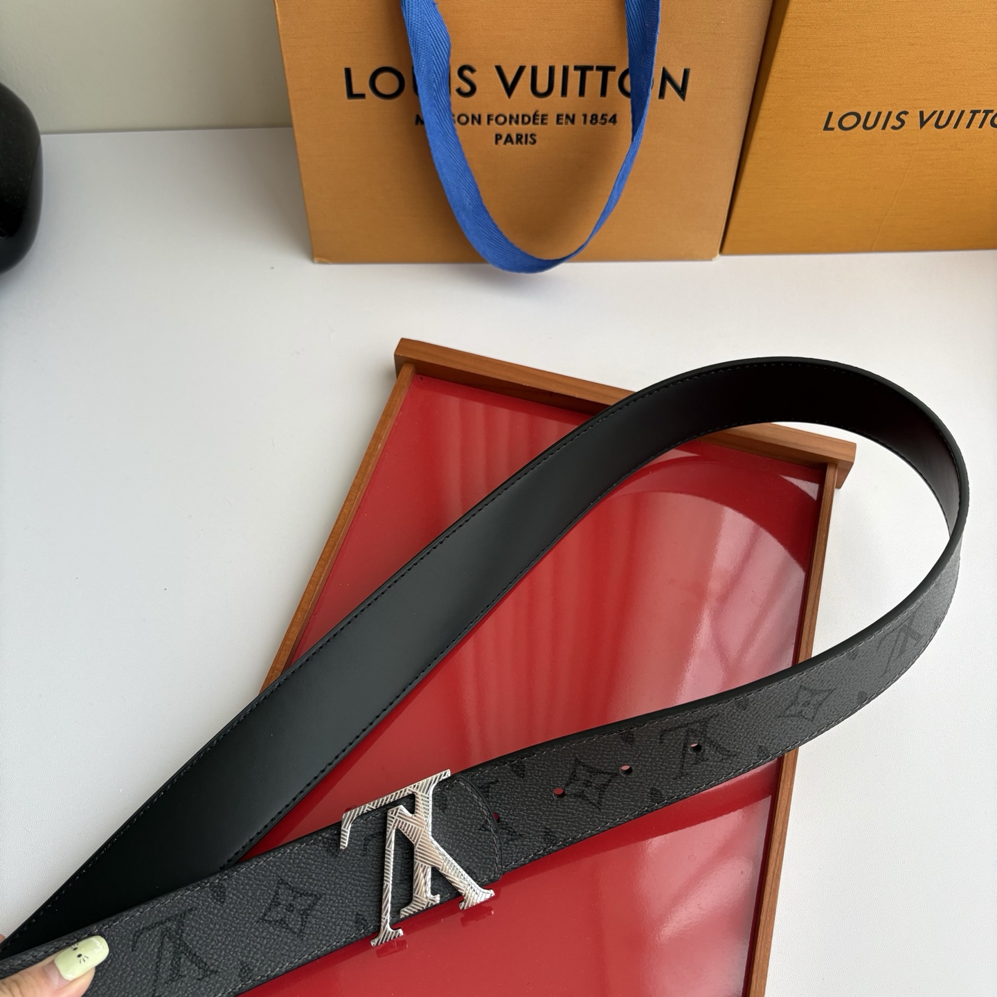【LOUIS VUITTON】：经典原单品质，印花面搭配经典平纹底，原单精品挂扣，精工制作，细节看图，实物拍摄，高端奢华