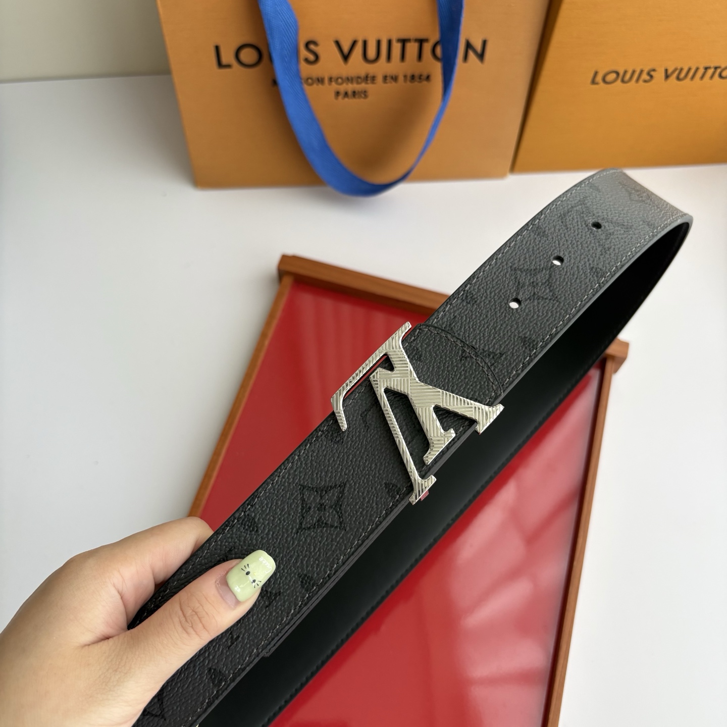 【LOUIS VUITTON】：经典原单品质，印花面搭配经典平纹底，原单精品挂扣，精工制作，细节看图，实物拍摄，高端奢华