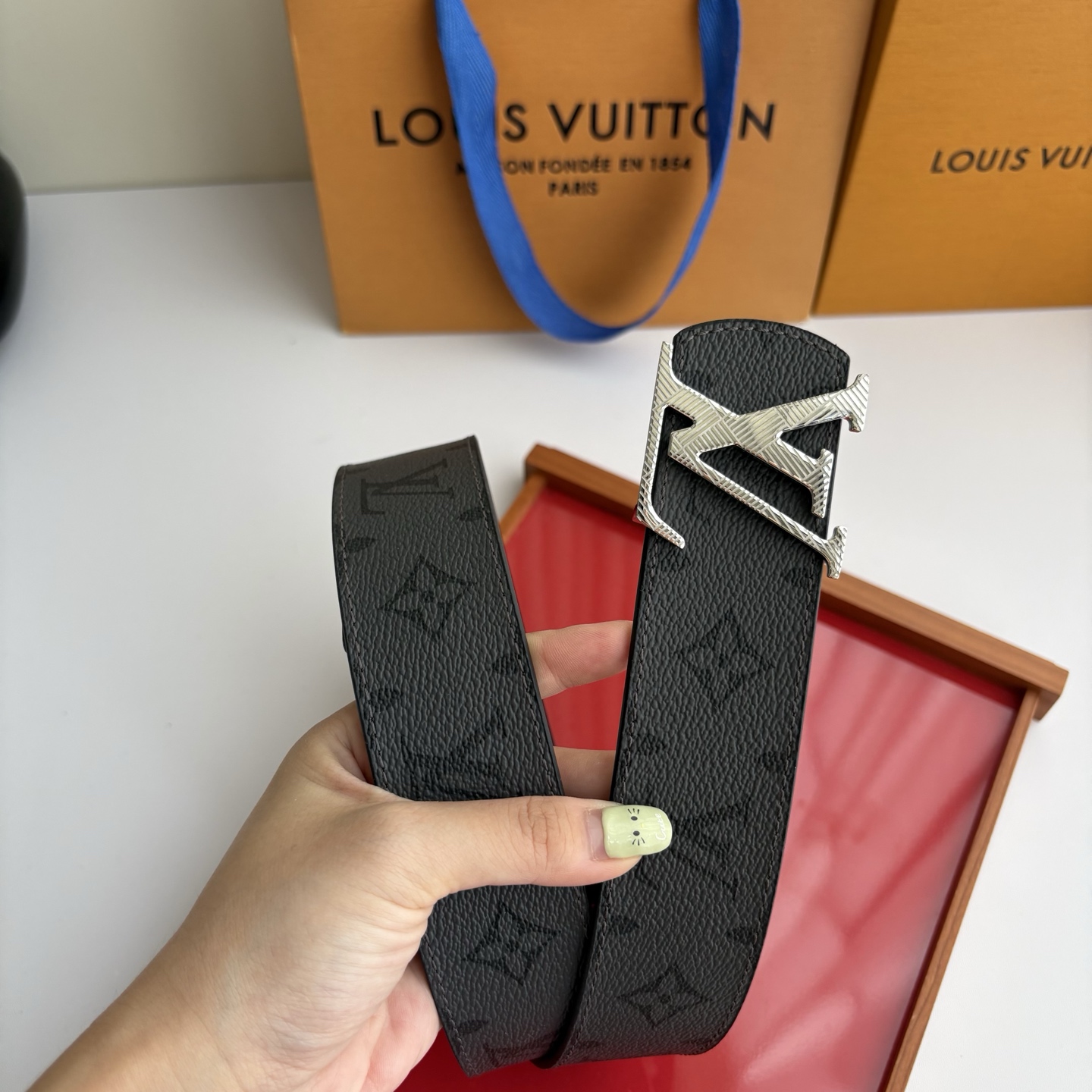 【LOUIS VUITTON】：经典原单品质，印花面搭配经典平纹底，原单精品挂扣，精工制作，细节看图，实物拍摄，高端奢华