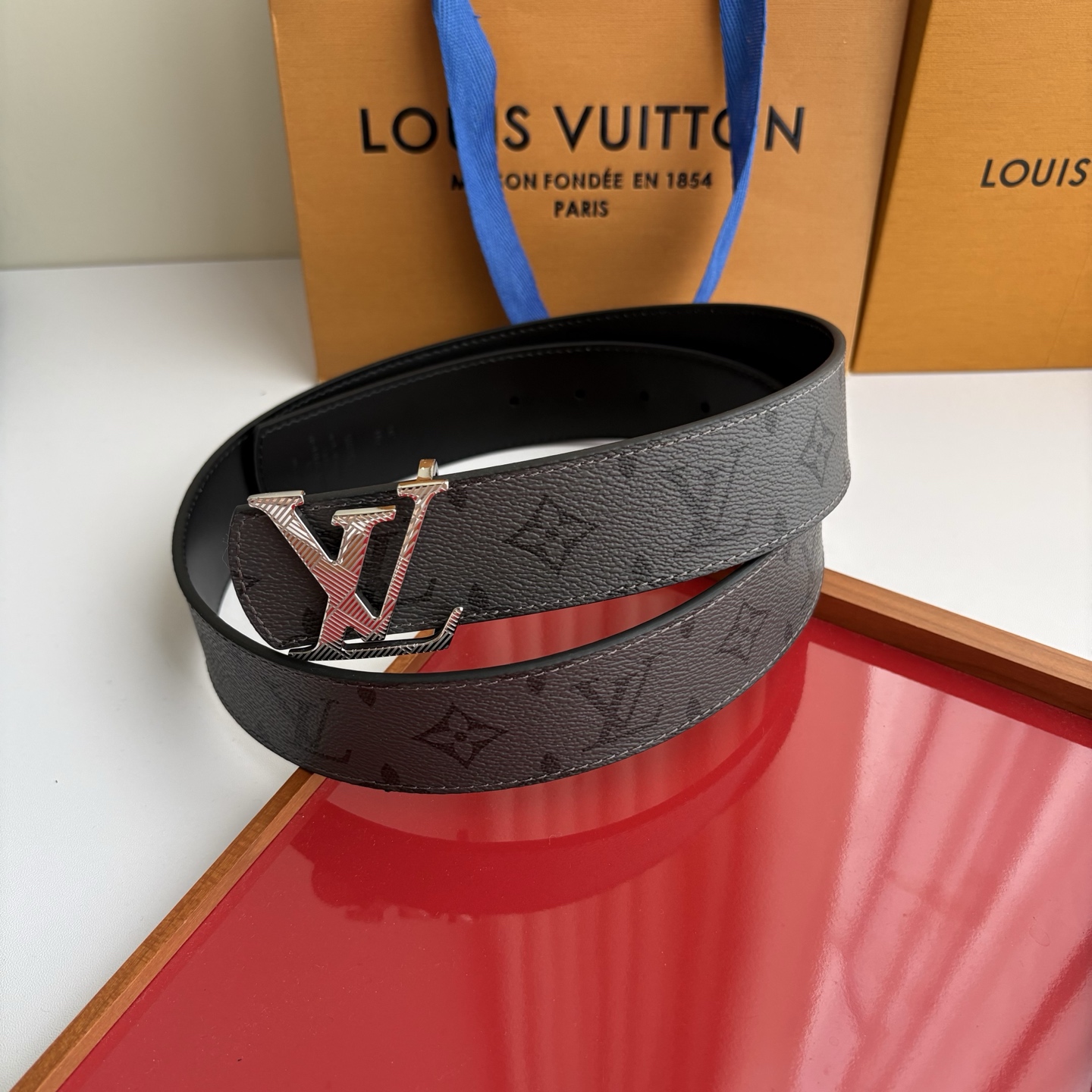 【LOUIS VUITTON】:经典原单品质,印花面搭配经典平纹底,原单精品挂扣,精工制作,细节看图,实物拍摄,高端奢华 【LOUIS VUITTON】:经典原单品质,印花面搭配经典平纹底,原单精品挂扣,精工制作,细节看图,实物拍摄,高端奢华