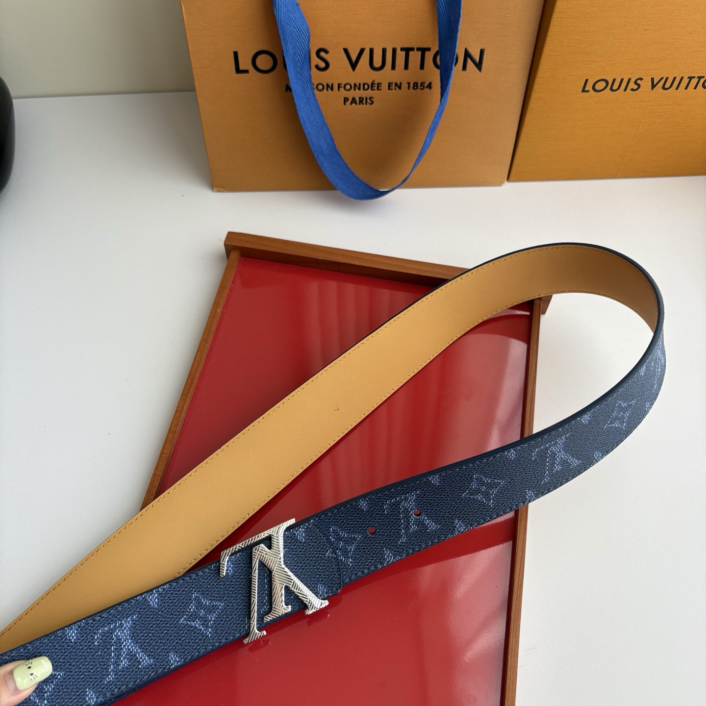 【LOUIS VUITTON】：经典原单品质，印花面搭配经典平纹底，原单精品挂扣，精工制作，细节看图，实物拍摄，高端奢华