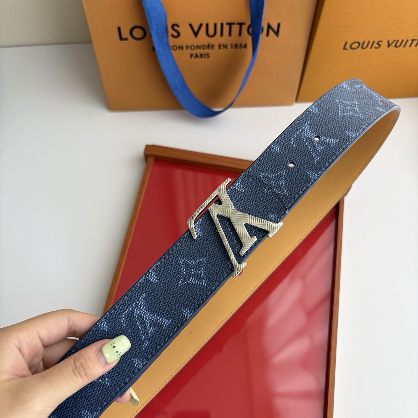 【LOUIS VUITTON】：经典原单品质，印花面搭配经典平纹底，原单精品挂扣，精工制作，细节看图，实物拍摄，高端奢华