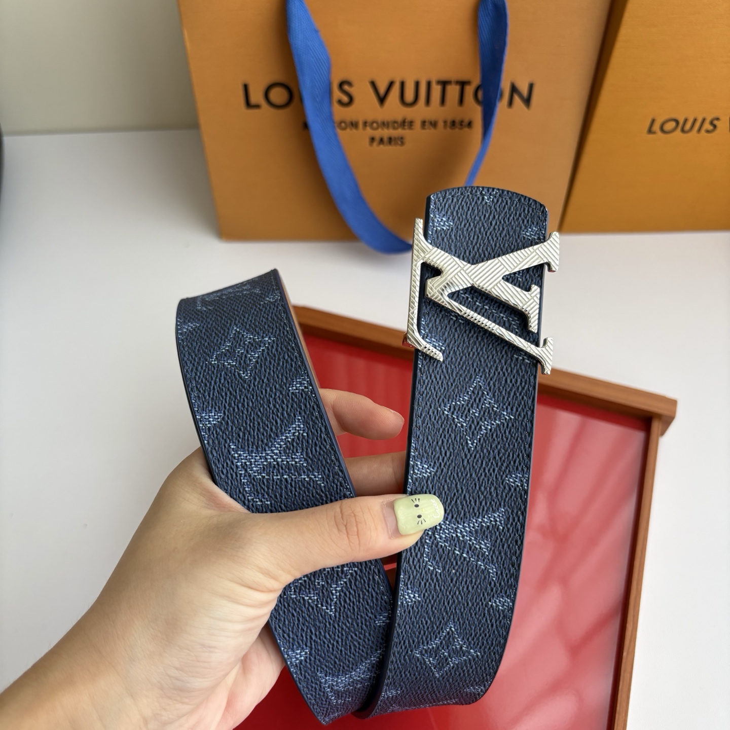 【LOUIS VUITTON】：经典原单品质，印花面搭配经典平纹底，原单精品挂扣，精工制作，细节看图，实物拍摄，高端奢华