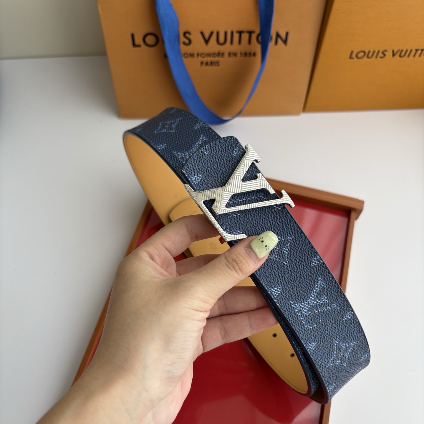 【LOUIS VUITTON】：经典原单品质，印花面搭配经典平纹底，原单精品挂扣，精工制作，细节看图，实物拍摄，高端奢华