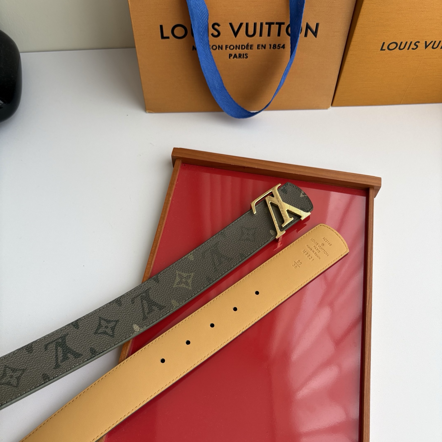 【LOUIS VUITTON】：经典原单品质，印花面搭配经典平纹底，原单精品挂扣，精工制作，细节看图，实物拍摄，高端奢华