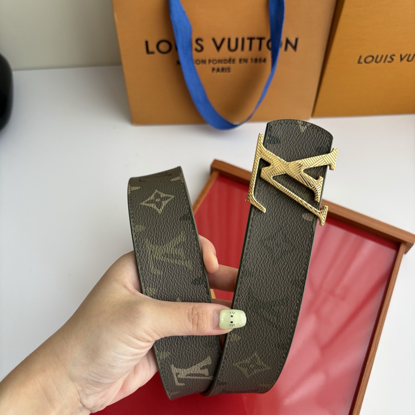 【LOUIS VUITTON】：经典原单品质，印花面搭配经典平纹底，原单精品挂扣，精工制作，细节看图，实物拍摄，高端奢华