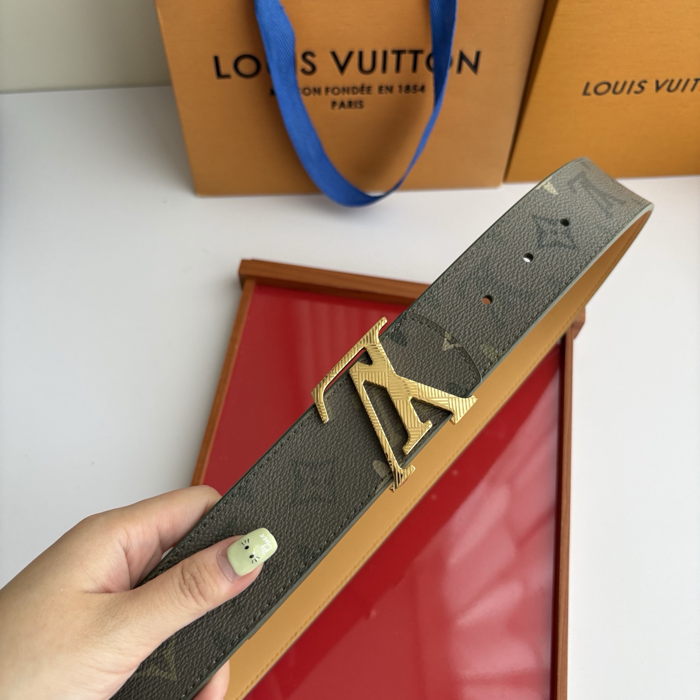 【LOUIS VUITTON】：经典原单品质，印花面搭配经典平纹底，原单精品挂扣，精工制作，细节看图，实物拍摄，高端奢华