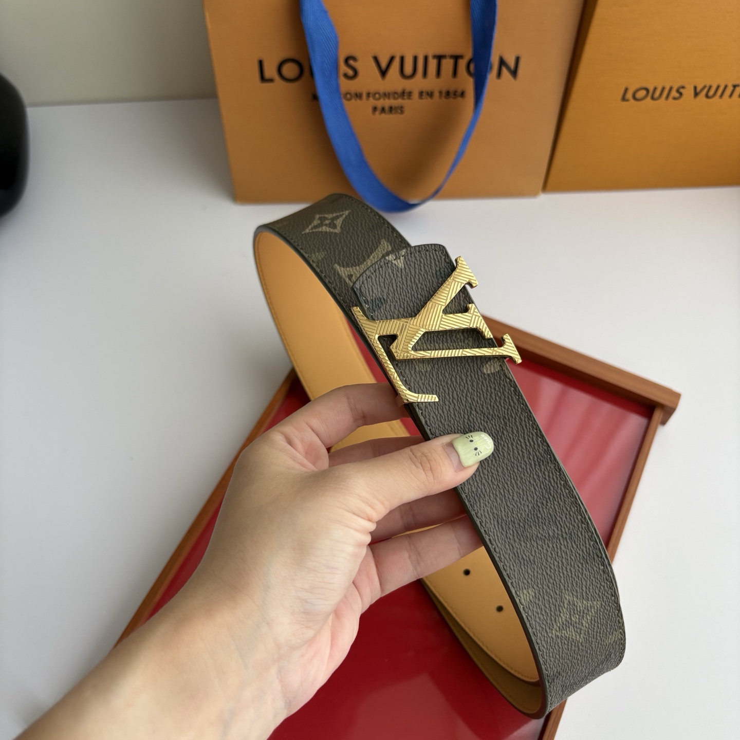 【LOUIS VUITTON】：经典原单品质，印花面搭配经典平纹底，原单精品挂扣，精工制作，细节看图，实物拍摄，高端奢华