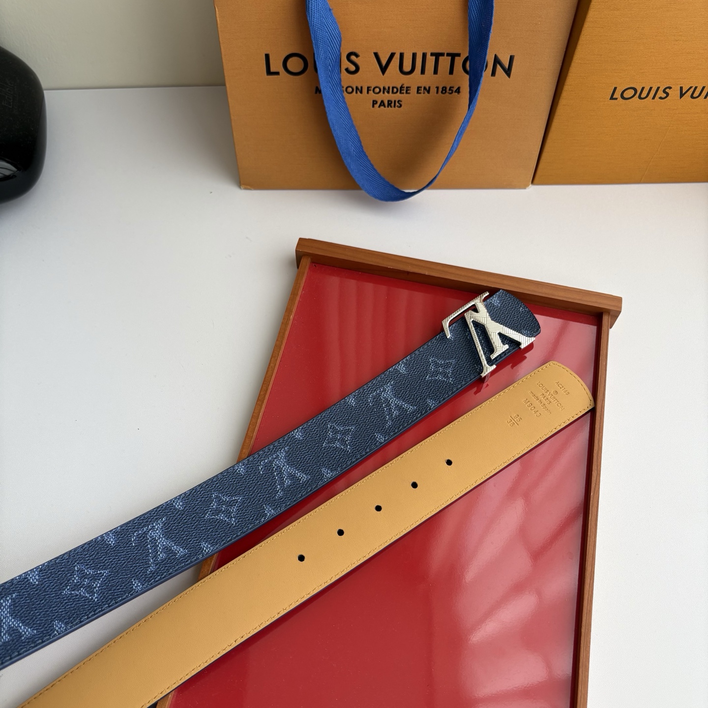 【LOUIS VUITTON】：经典原单品质，印花面搭配经典平纹底，原单精品挂扣，精工制作，细节看图，实物拍摄，高端奢华