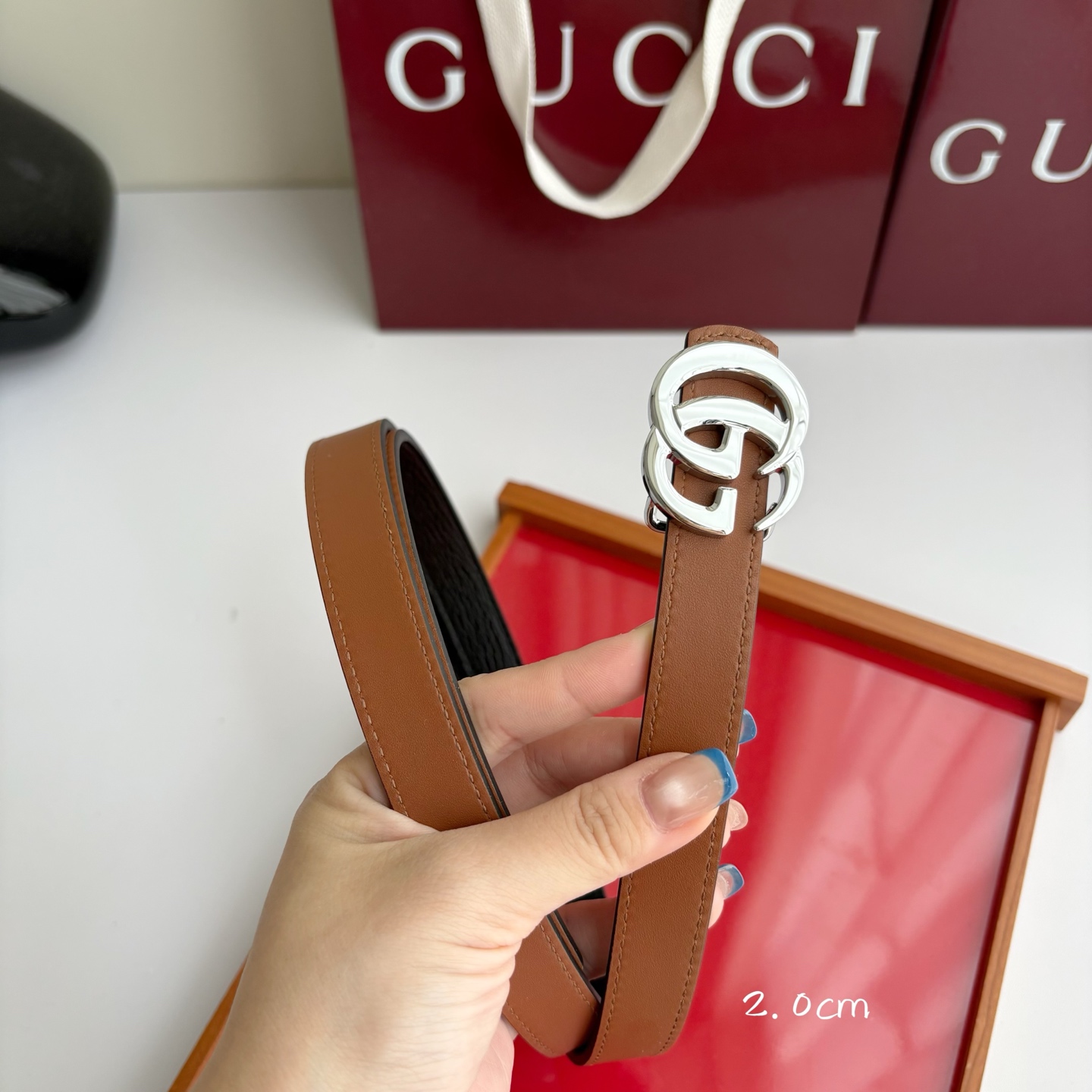 Gucci 经典原单品质，土黄色平纹面搭配黑色原版皮，纯铜精品挂扣，两面可用，细节看图，实物拍摄，高端奢华，宽度2.0c