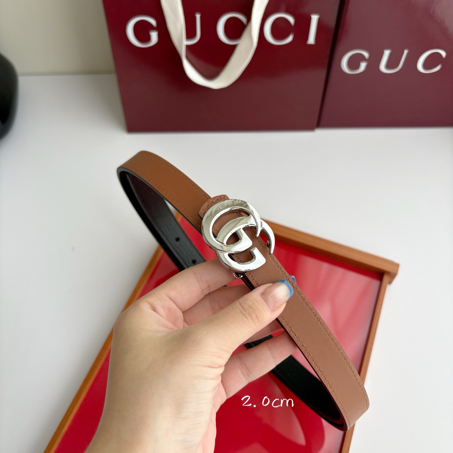 Gucci 经典原单品质，土黄色平纹面搭配黑色原版皮，纯铜精品挂扣，两面可用，细节看图，实物拍摄，高端奢华，宽度2.0c