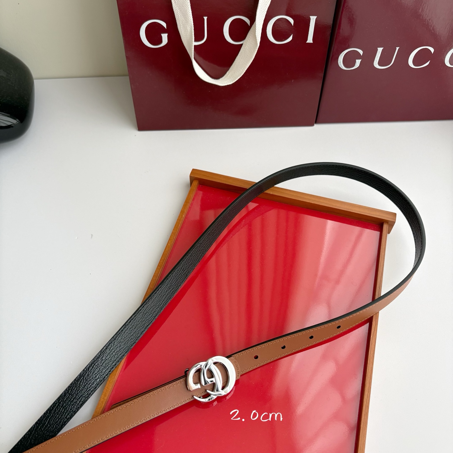 Gucci 经典原单品质，土黄色平纹面搭配黑色原版皮，纯铜精品挂扣，两面可用，细节看图，实物拍摄，高端奢华，宽度2.0c