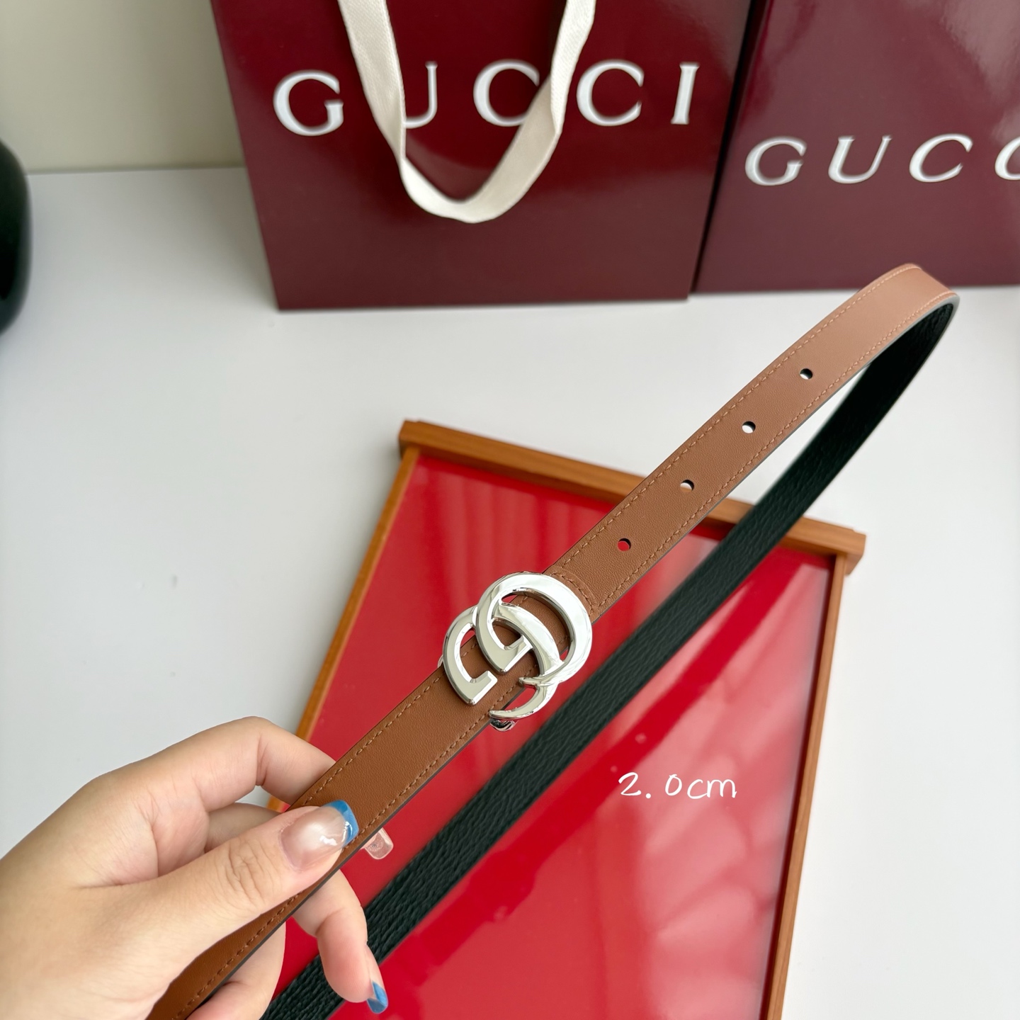 Gucci 经典原单品质，土黄色平纹面搭配黑色原版皮，纯铜精品挂扣，两面可用，细节看图，实物拍摄，高端奢华，宽度2.0c