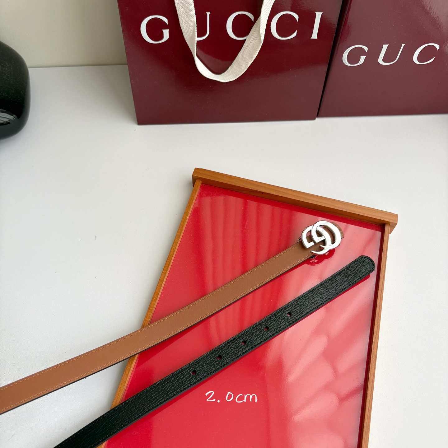 Gucci 经典原单品质，土黄色平纹面搭配黑色原版皮，纯铜精品挂扣，两面可用，细节看图，实物拍摄，高端奢华，宽度2.0c