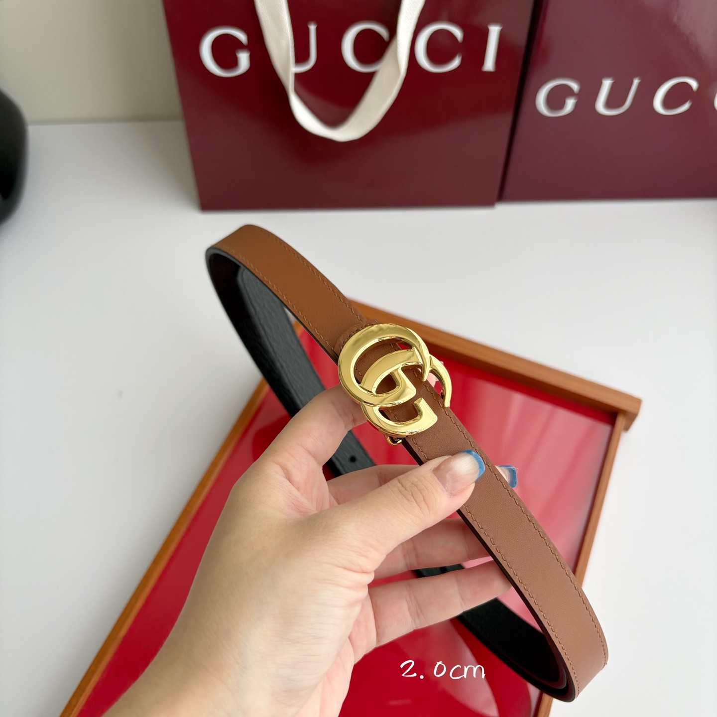 Gucci 经典原单品质，土黄色平纹面搭配黑色原版皮，纯铜精品挂扣，两面可用，细节看图，实物拍摄，高端奢华，宽度2.0c