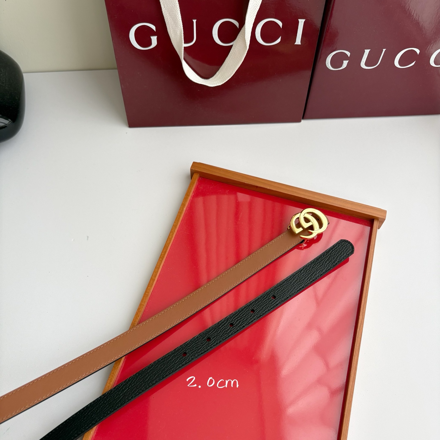 Gucci 经典原单品质，土黄色平纹面搭配黑色原版皮，纯铜精品挂扣，两面可用，细节看图，实物拍摄，高端奢华，宽度2.0c
