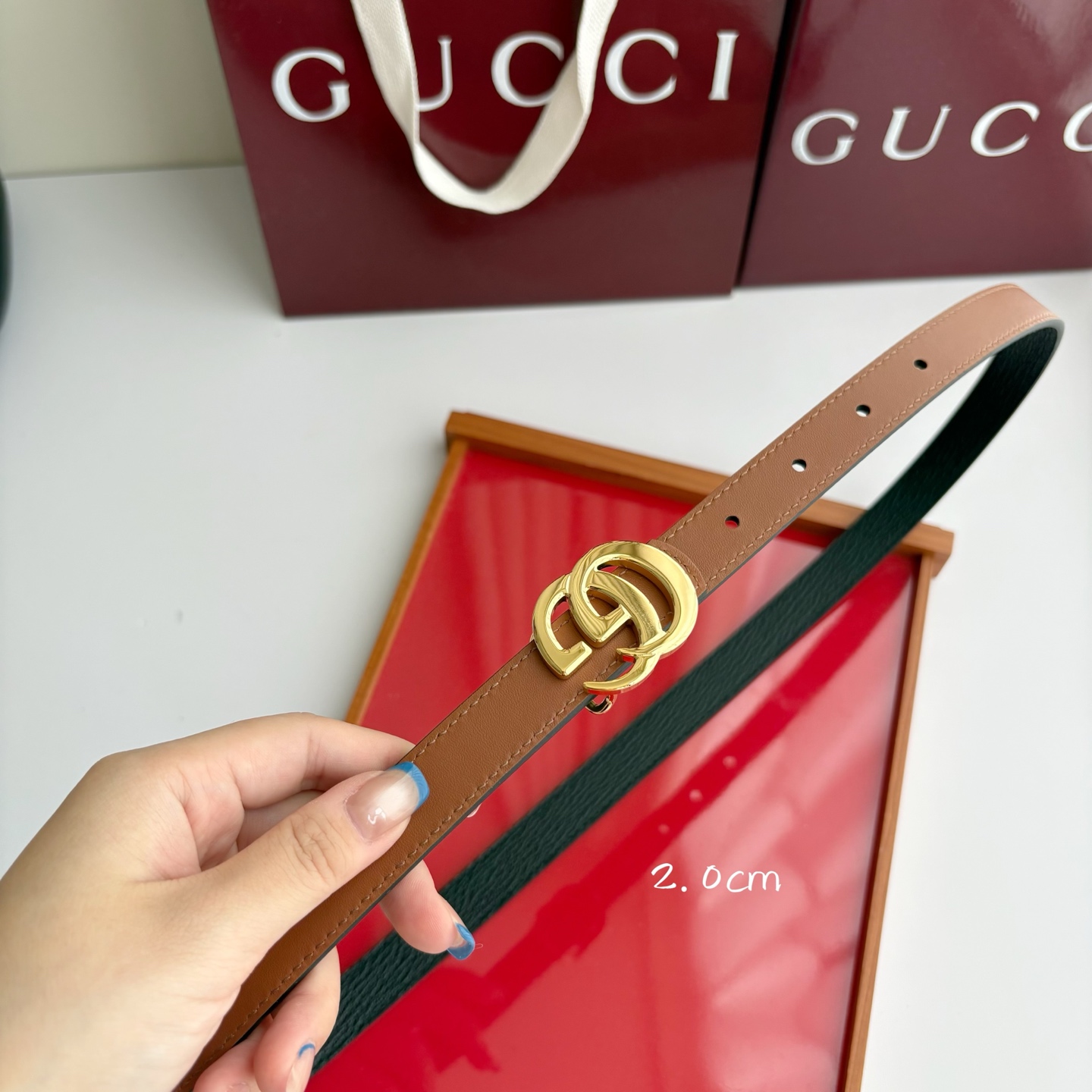 Gucci 经典原单品质，土黄色平纹面搭配黑色原版皮，纯铜精品挂扣，两面可用，细节看图，实物拍摄，高端奢华，宽度2.0c
