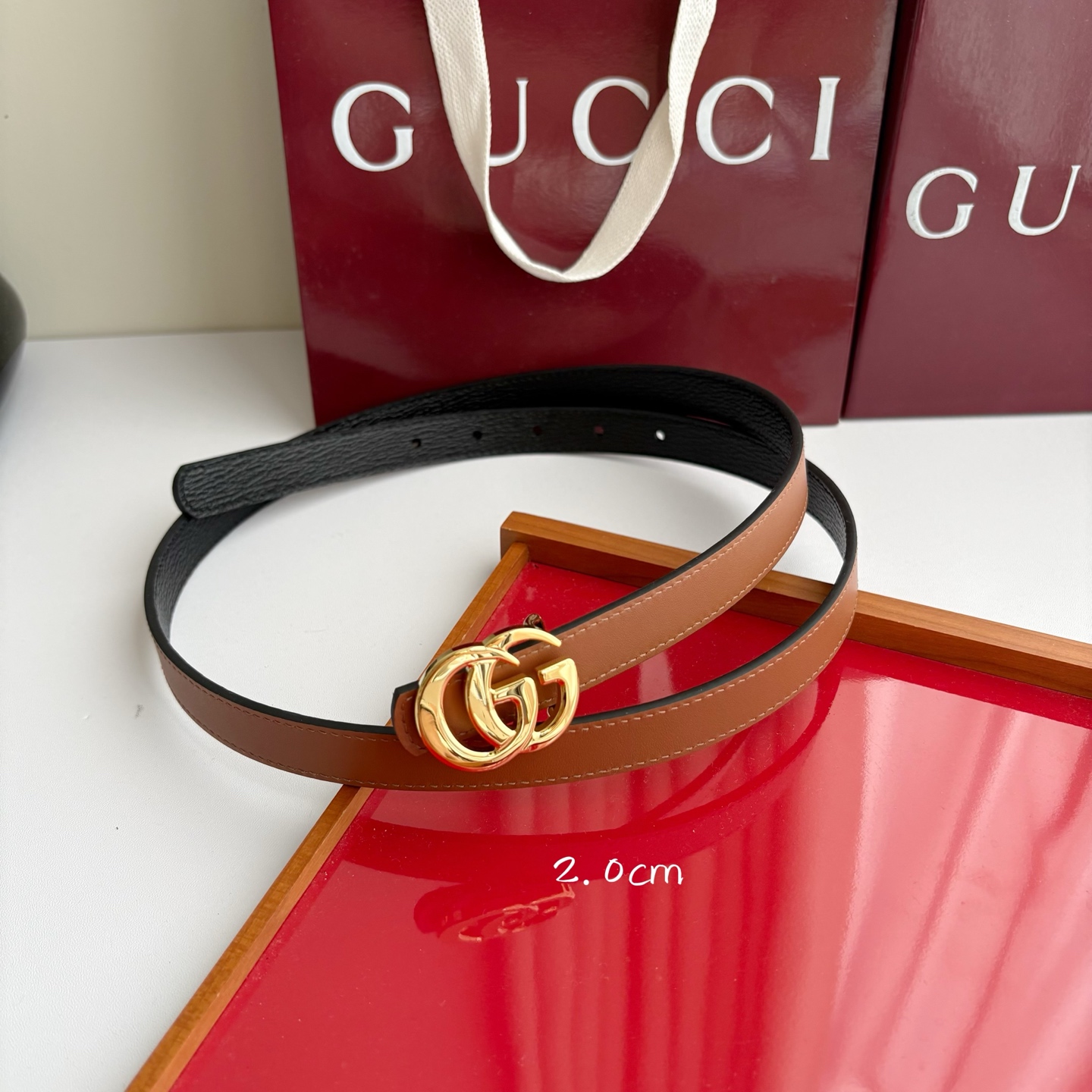 Gucci 经典原单品质,土黄色平纹面搭配黑色原版皮,纯铜精品挂扣,两面可用,细节看图,实物拍摄,高端奢华,宽度2.0c Gucci 经典原单品质,土黄色平纹面搭配黑色原版皮,纯铜精品挂扣,两面可用,细节看图,实物拍摄,高端奢华,宽度2.0c