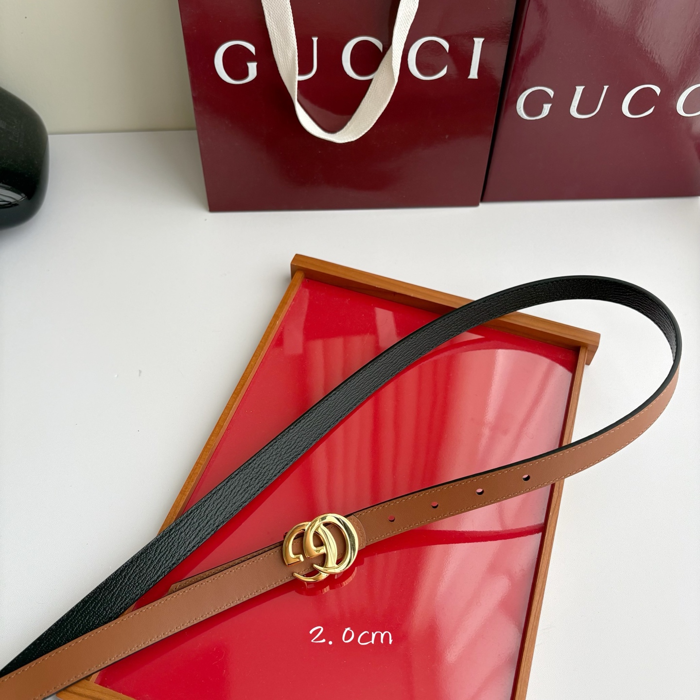 Gucci 经典原单品质，土黄色平纹面搭配黑色原版皮，纯铜精品挂扣，两面可用，细节看图，实物拍摄，高端奢华，宽度2.0c