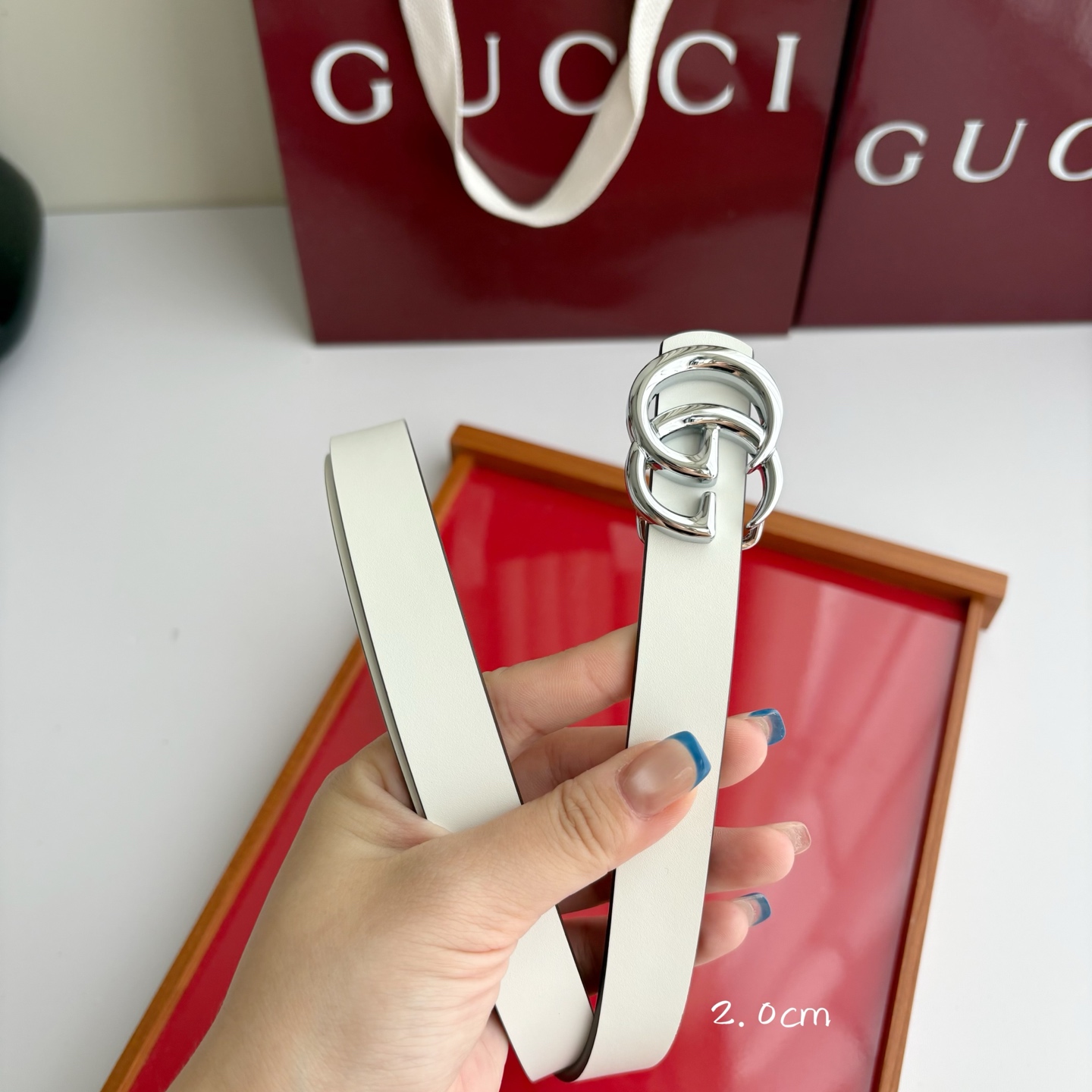 Gucci 经典原单品质，纯白色平纹面搭配土黄原版皮，纯铜精品挂扣，两面可用，细节看图，实物拍摄，高端奢华，宽度2.0c