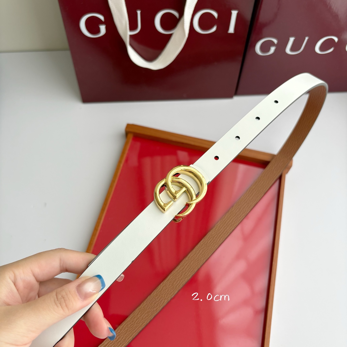 Gucci 经典原单品质，纯白色平纹面搭配土黄原版皮，纯铜精品挂扣，两面可用，细节看图，实物拍摄，高端奢华，宽度2.0c