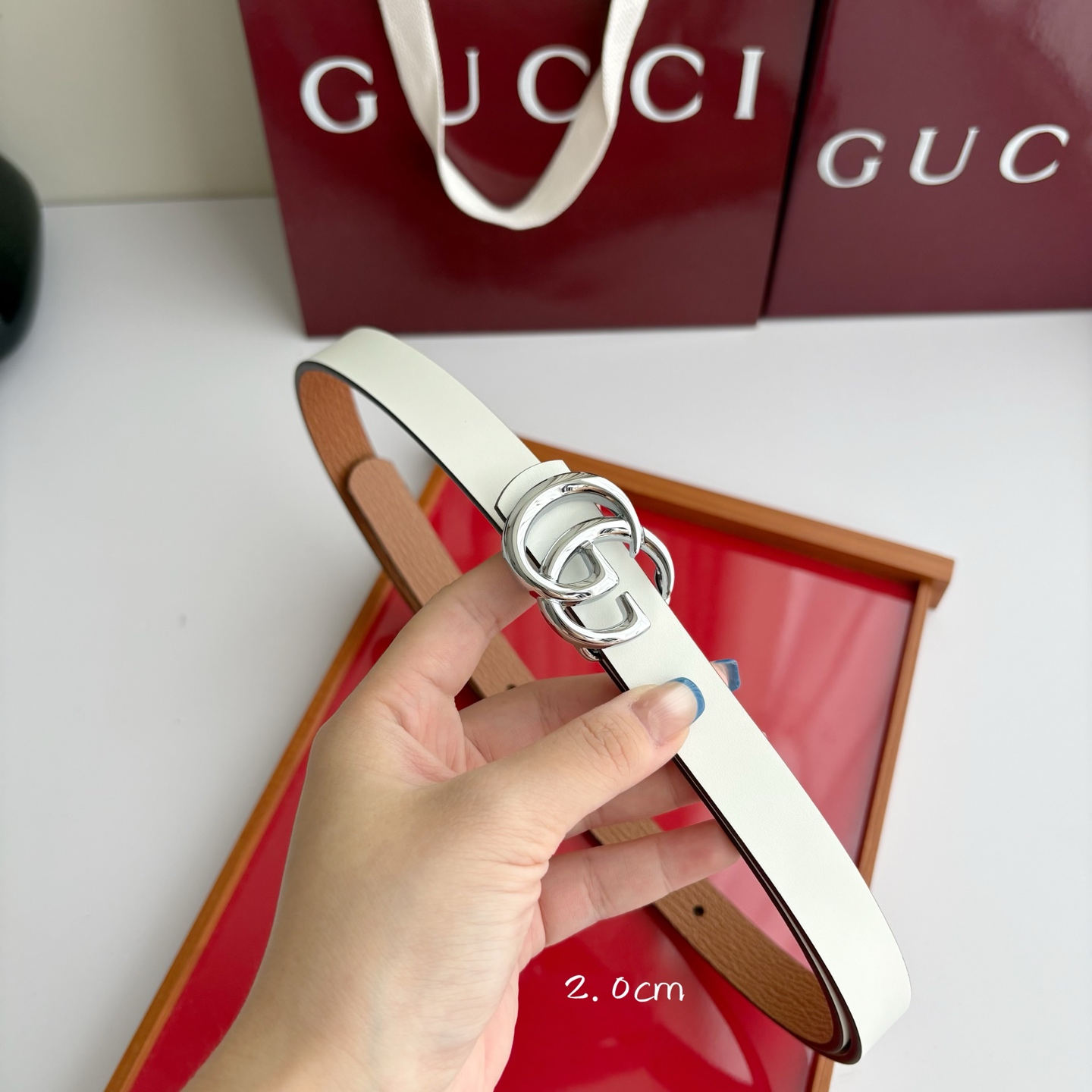 Gucci 经典原单品质，纯白色平纹面搭配土黄原版皮，纯铜精品挂扣，两面可用，细节看图，实物拍摄，高端奢华，宽度2.0c