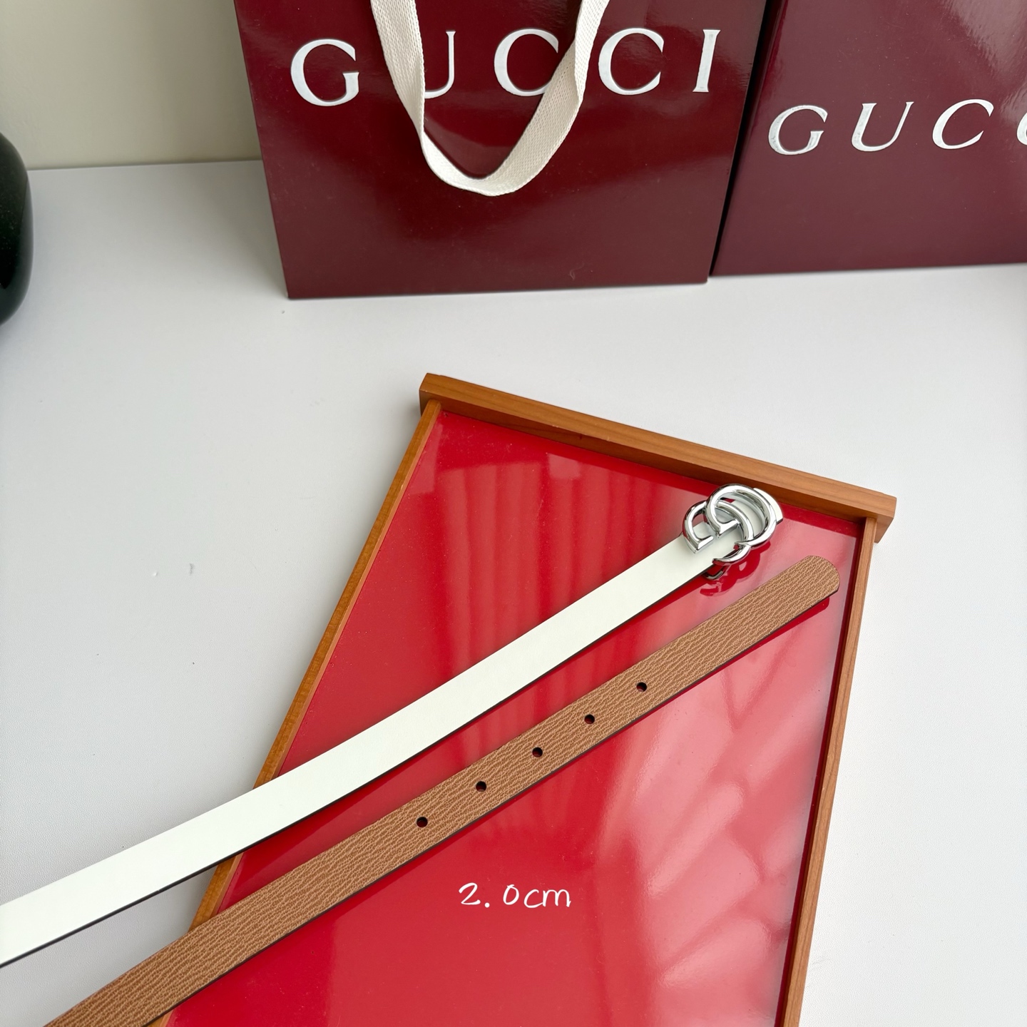 Gucci 经典原单品质，纯白色平纹面搭配土黄原版皮，纯铜精品挂扣，两面可用，细节看图，实物拍摄，高端奢华，宽度2.0c
