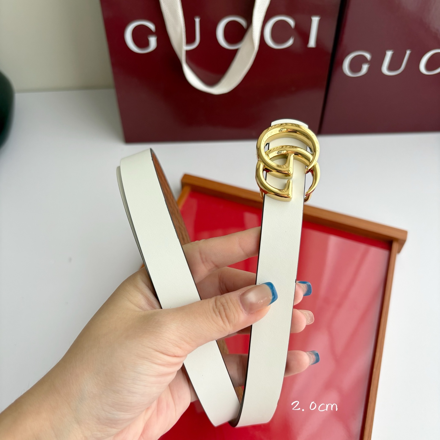 Gucci 经典原单品质，纯白色平纹面搭配土黄原版皮，纯铜精品挂扣，两面可用，细节看图，实物拍摄，高端奢华，宽度2.0c