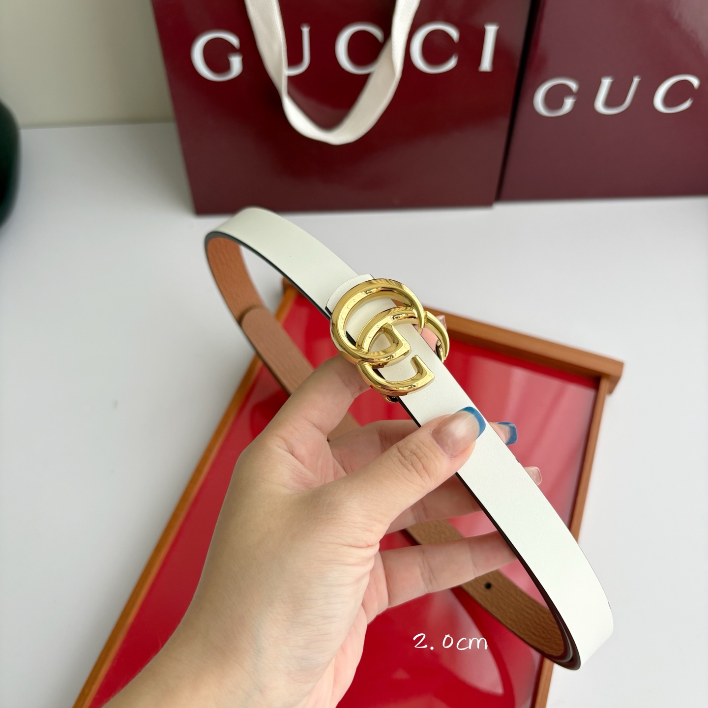 Gucci 经典原单品质，纯白色平纹面搭配土黄原版皮，纯铜精品挂扣，两面可用，细节看图，实物拍摄，高端奢华，宽度2.0c