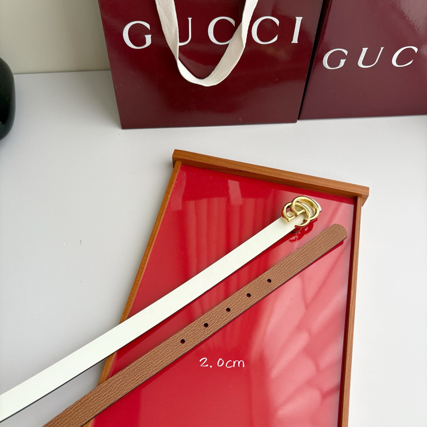 Gucci 经典原单品质，纯白色平纹面搭配土黄原版皮，纯铜精品挂扣，两面可用，细节看图，实物拍摄，高端奢华，宽度2.0c