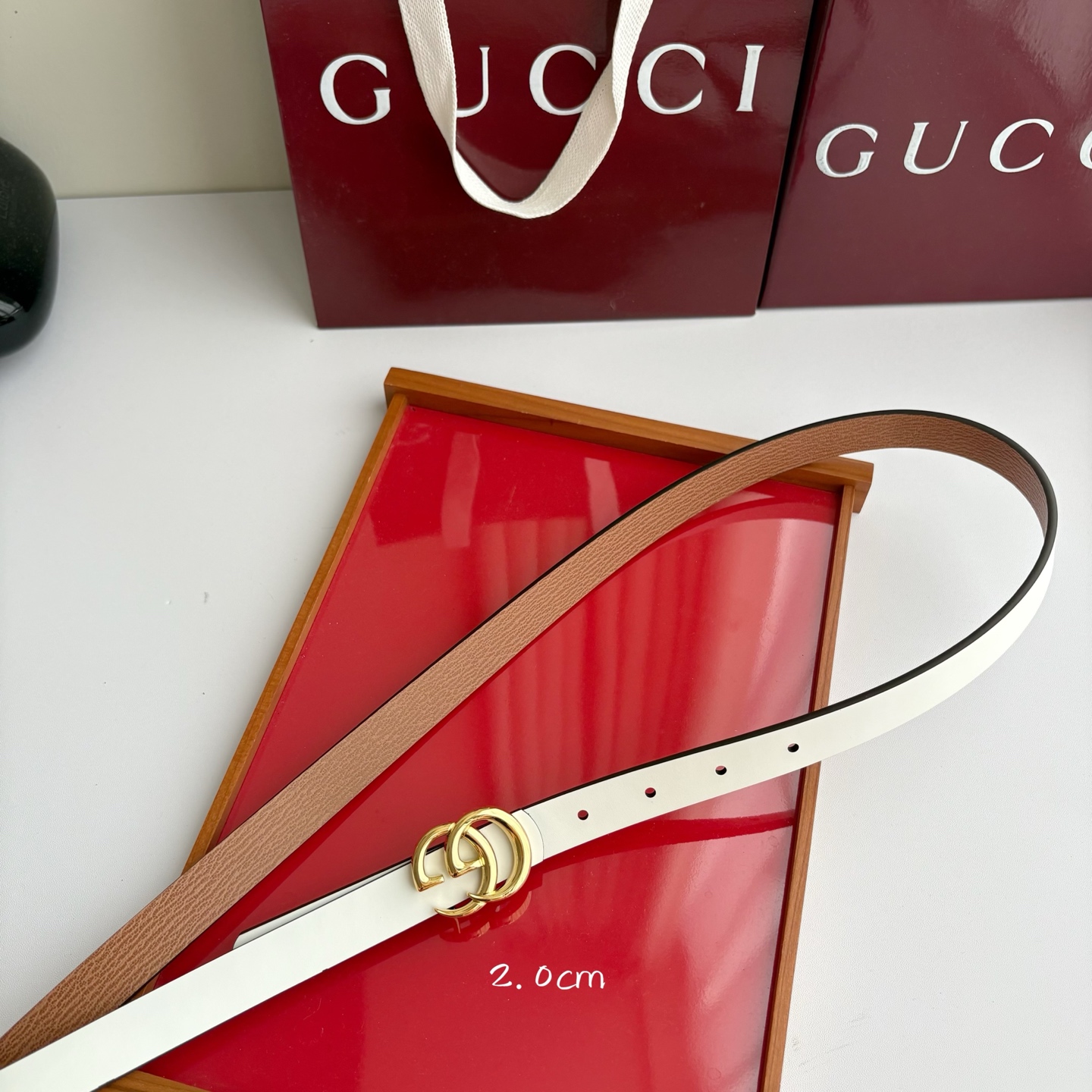 Gucci 经典原单品质，纯白色平纹面搭配土黄原版皮，纯铜精品挂扣，两面可用，细节看图，实物拍摄，高端奢华，宽度2.0c