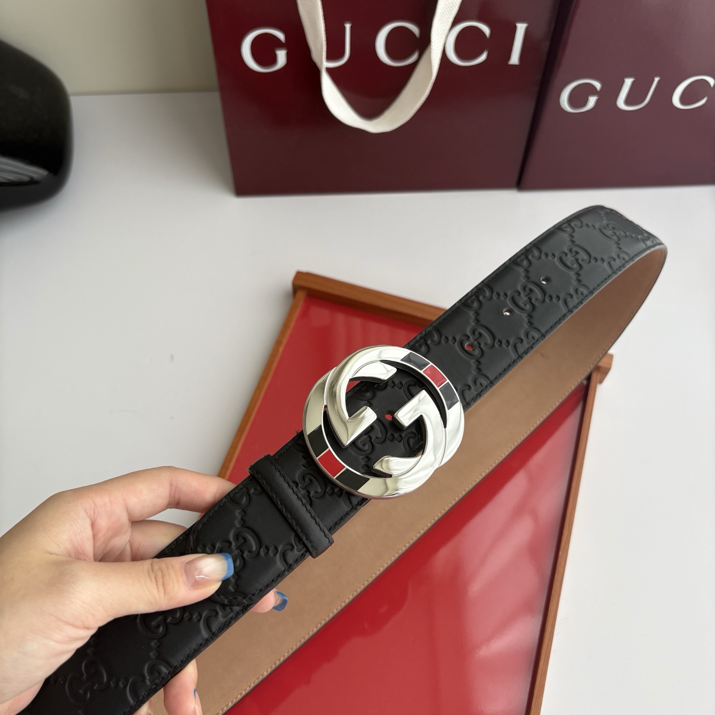 Gucci 经典压花带身  搭配原版树膏沙底 精品钢扣 宽4.0 Cm  经典永不过时款 潮流大方 时尚百搭