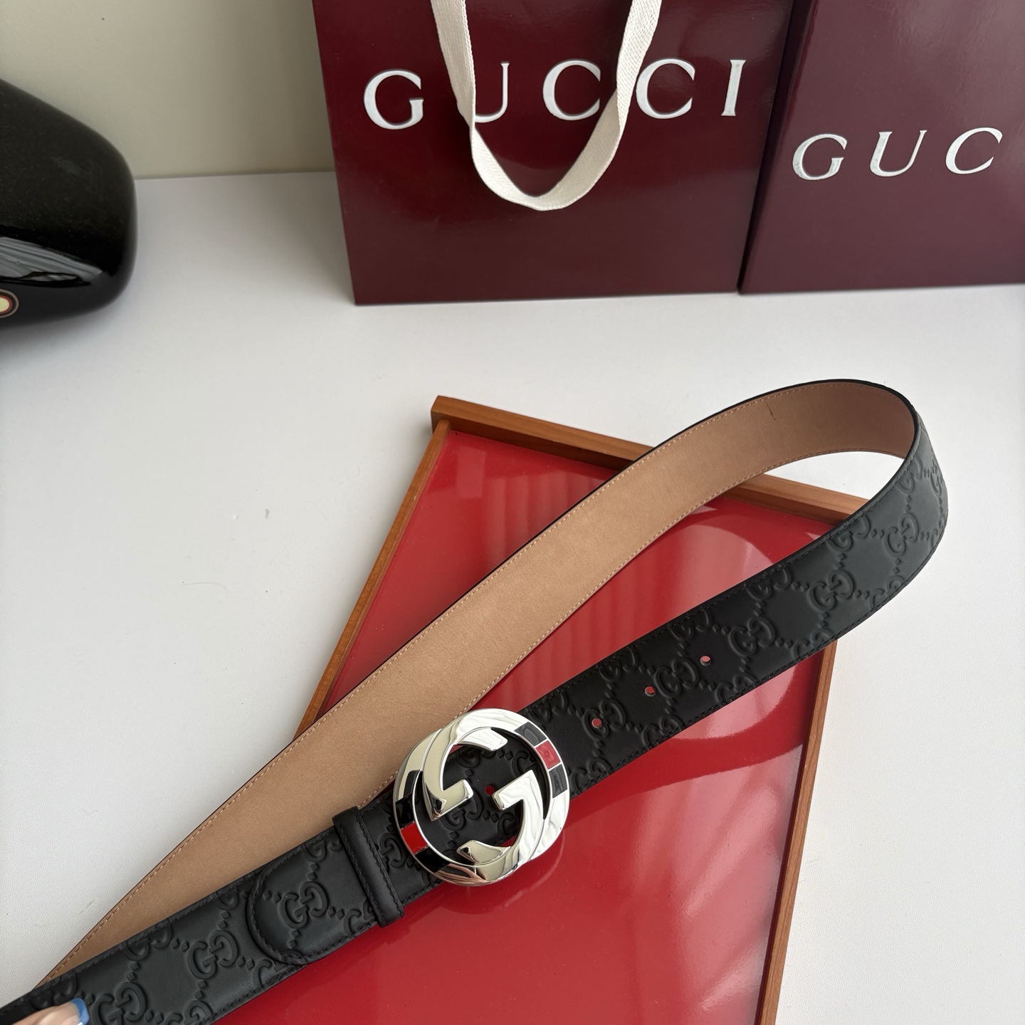 Gucci 经典压花带身  搭配原版树膏沙底 精品钢扣 宽4.0 Cm  经典永不过时款 潮流大方 时尚百搭