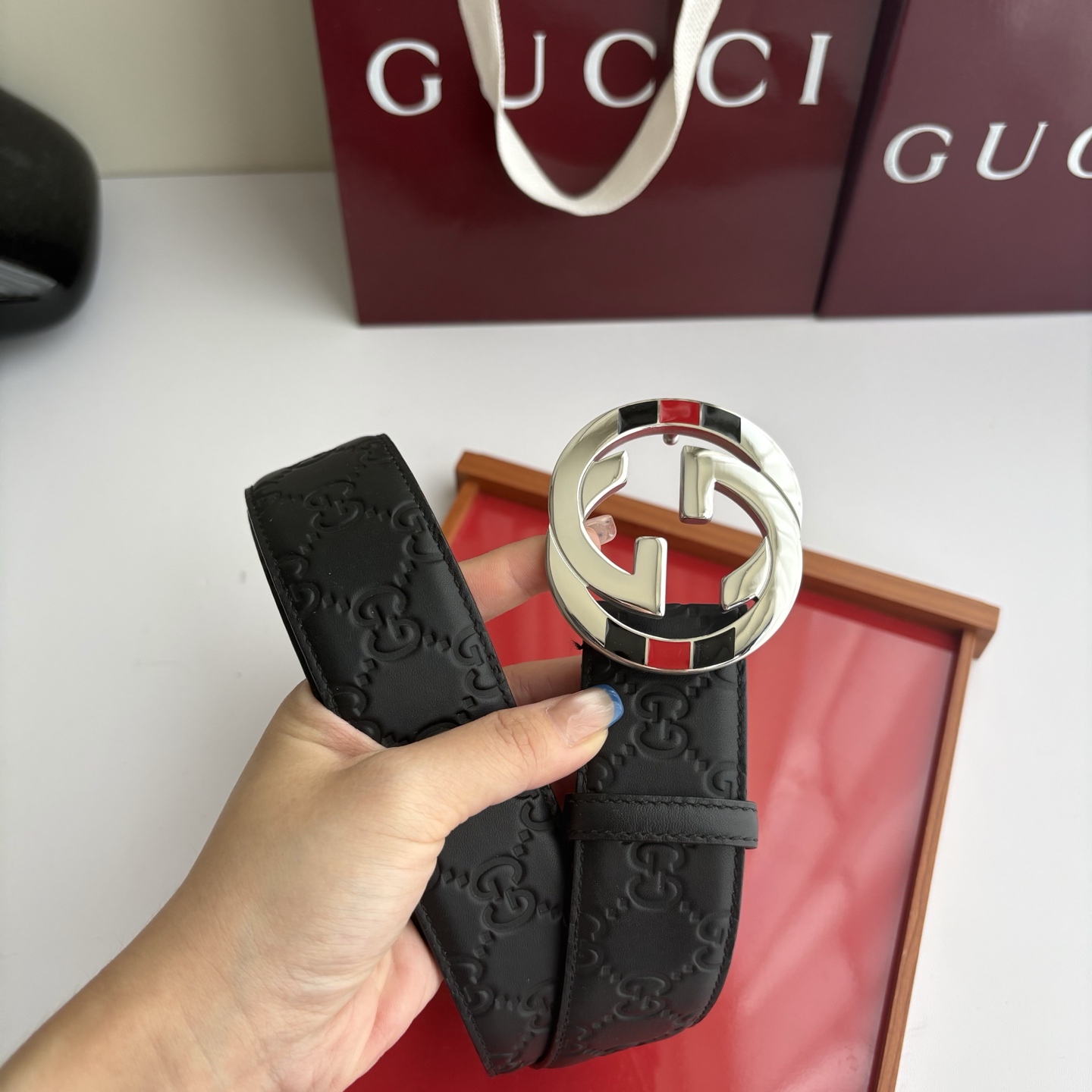 Gucci 经典压花带身  搭配原版树膏沙底 精品钢扣 宽4.0 Cm  经典永不过时款 潮流大方 时尚百搭