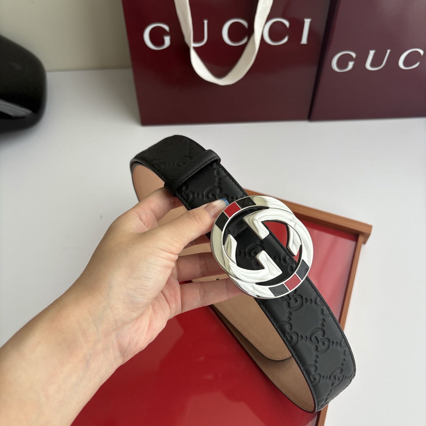 Gucci 经典压花带身  搭配原版树膏沙底 精品钢扣 宽4.0 Cm  经典永不过时款 潮流大方 时尚百搭