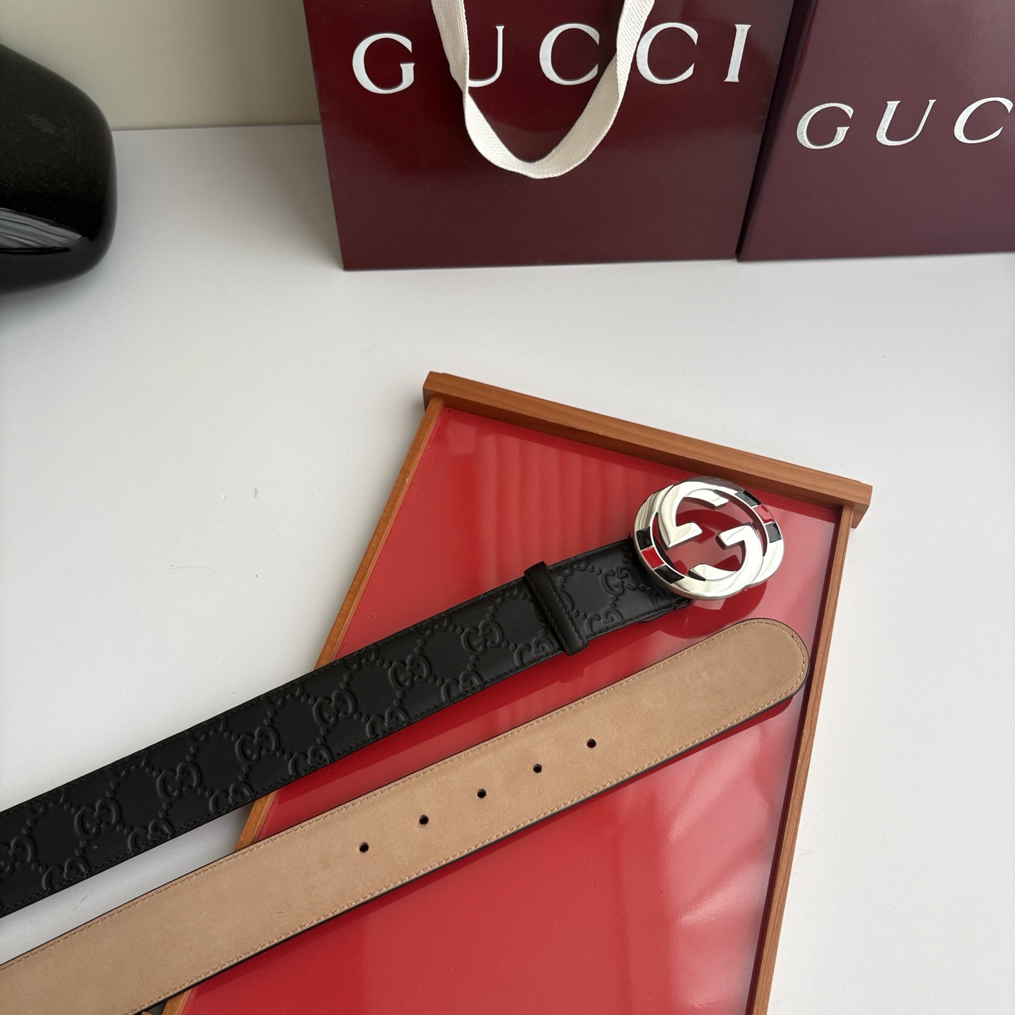 Gucci 经典压花带身  搭配原版树膏沙底 精品钢扣 宽4.0 Cm  经典永不过时款 潮流大方 时尚百搭