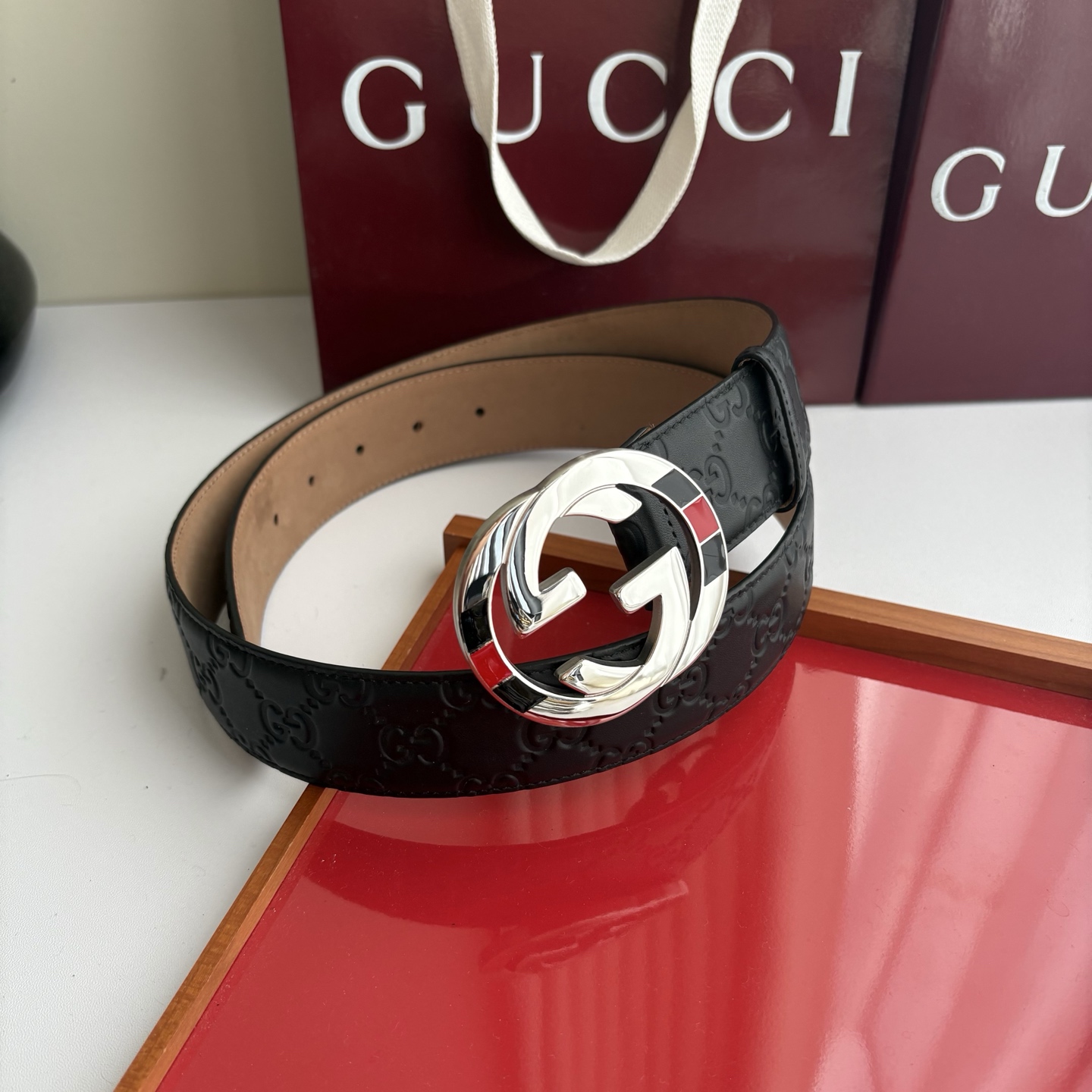 Gucci 经典压花带身  搭配原版树膏沙底 精品钢扣 宽4.0 Cm  经典永不过时款 潮流大方 时尚百搭