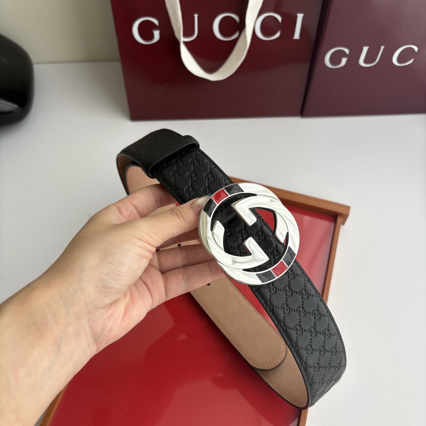 Gucci 经典压花带身  搭配原版树膏沙底 精品钢扣 宽4.0 Cm  经典永不过时款 潮流大方 时尚百搭