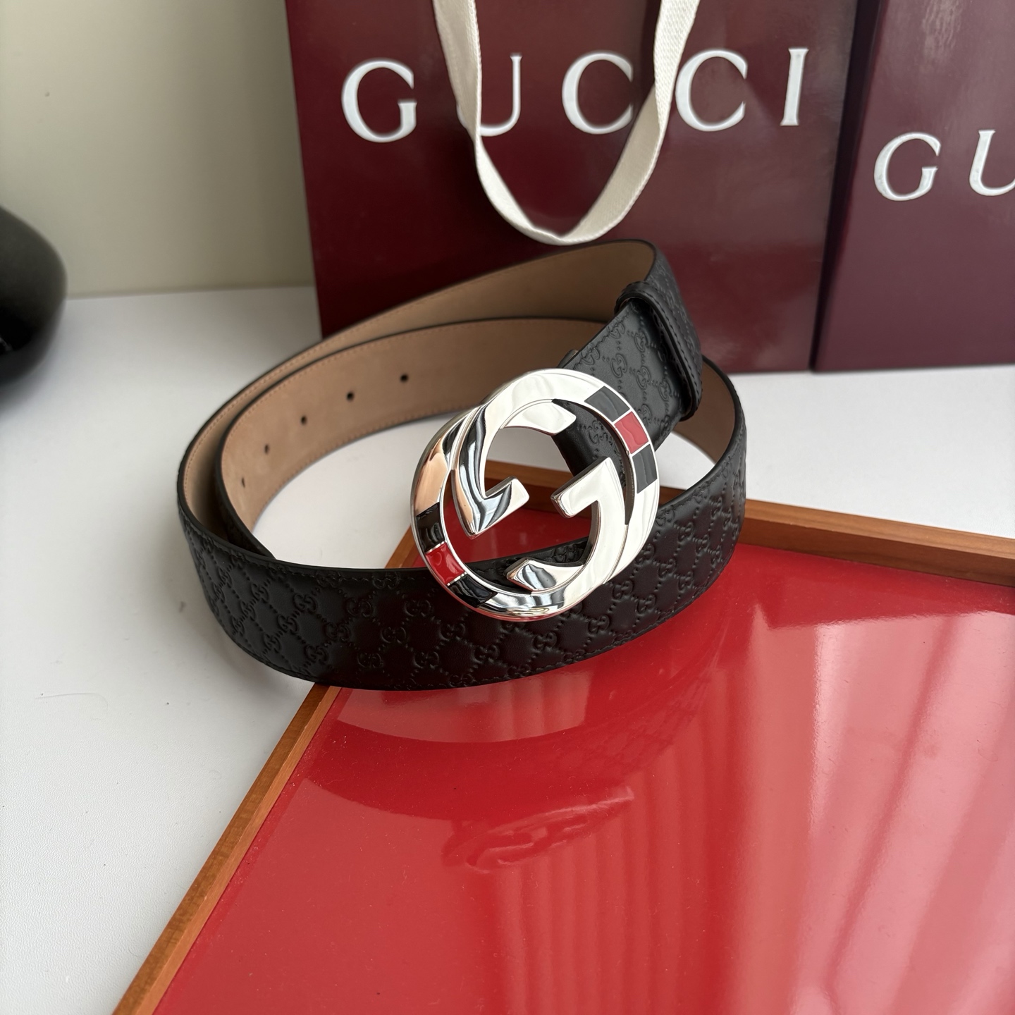Gucci 经典压花带身  搭配原版树膏沙底 精品钢扣 宽4.0 Cm  经典永不过时款 潮流大方 时尚百搭